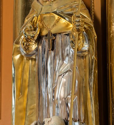 Zdjęcie nr 47: Nastawa ołtarzowa architektoniczna, jednoosiowa, jednokondygnacyjna z bramkami i zwieńczeniem, ustawiona na wysokim, dwustrefowym cokole. Ołtarz prostopadłościenny, murowany, umieszczony w drewnianej obudowie. Antependium ujęte ramą dekorowaną plecionką, podzielone na trzy pola: w środkowym płaskorzeźbione przedstawienie Ostatniej Wieczerzy według Leonarda da Vinci, a po bokach ornament roślinny o wertykalnym układzie.

Tabernakulum architektoniczne, jednokondygnacyjne, trójosiowe, ustawione na zdwojonym na cokole z dwoma zwieńczeniami na osiach skrajnych. Osie wydzielone są parami kolumn o kapitelach kompozytowych, oś środkowa wysunięta do przodu. Podpory dźwigają pełne belkowanie wyłamane na ich linii, przerwane nad polem środkowym, gdzie kolumny dźwigają przerwany półkolisty przyczółek połączony z łukiem gzymsu, nad nim ustawiona jest rzeźba Baranka leżącego na księdze z siedmioma pieczęciami. W polu środkowym dwuskrzydłowe drzwiczki do metalowego tabernakulum ujęte ramą w formie stojącego prostokąta, zamkniętego łukiem nadwieszonym z długim uskokiem. Na drzwiczkach znajdują się dwa aplikowane klęczące anioły, powyżej Chrismo w medalionie, otoczonym glorią. W osiach bocznych są nisze zamknięte konchami z figurkami aniołów, zamknięte zwieńczeniami w formie stojących prostokątów z falistym gzymsem i gałązkami lilii na szczycie; w polu srebrzone, owalne medaliony. Po bokach kondygnacji na wolutowych uszach oraz po bokach zwieńczeń znajdują się wazony ze słonecznikami. Cokół zdobiony jest ornamentem akantowym.

Kondygnacja ujęta jest dwiema parami kolumn o kapitelach kompozytowych oraz stojącą między nimi parą filarów. Podpory dźwigają pełne belkowanie o silnie wysuniętym gzymsie, wyłamane na osiach bocznych, z podwieszonymi szyszkami na tle filarów; przerwane nad polem środkowym. W centrum pole w formie stojącego prostokąta ujęte ramą dekorowaną ornamentem roślinnym z płaskorzeźbionym przedstawieniem Matki Boskiej z Dzieciątkiem. Na zasuwie obrazy: „Najświętsze Serce Pana Jezusa”, „Zwiastowanie” oraz „Św. Mikołaj”. Nad bramkami oraz pomiędzy kolumnami ustawione są rzeźby. Od lewej kolejno: św. Andrzej, św. Wojciech, św. Stanisław i na końcu po prawej św. Tomasz. Nad polem głównym znajduje się przeszklony prześwit w formie półkola z rzeźbioną gołębicą Ducha Świętego na tle glorii. Powyżej pole zamknięte półkoliście fragmentem gzymsu z rzeźbionym popiersiem błogosławiącego Boga Ojca pośród obłoków. Zwieńczenie w formie zbliżonej do stojącego prostokąta o wklęsłych bokach z gzymsem i z podwieszonym lambrekinem oraz kotarami spływającymi na boki. W polu przeszklony prześwit w formie kwadratu zamkniętego łukiem nadwieszonym z rzeźbionym monogramem Marii na tle glorii. Po bokach zwieńczenia ustawione są dwie duże figury klęczących aniołów.

Bramki po bokach ołtarza ustawione są na wysokości cokołu nastawy; przejścia ujęte są parą kanelowanych pilastrów, zamknięte łukiem utworzonym z dwóch przeciwstawnych wolut wspierających wieńczące cokoły. Przejścia w formie wydłużonego stojącego prostokąta zamkniętego łukiem półkolistym nadwieszonym.

Całość ołtarza oprócz tabernakulum dekorowana jest ornamentem małżowinowo-chrząstkowym. Uszy flankujące kondygnację utworzone są również z ornamentu małżowinowo-chrząstkowego. Na zamknięciu zwieńczenia znajdują się dwie uskrzydlone główki anielskie skierowane na wprost z podwieszonymi u szyi chustami. Struktura ołtarza polichromowana jest w kolorze brązowym ze złoconymi kolumnami, ornamentyką i profilami, detale srebrzone.