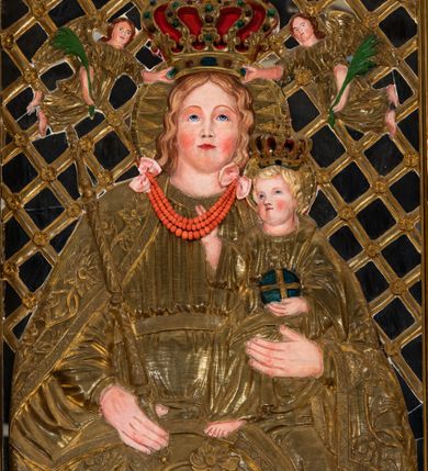 Zdjęcie nr 32: Nastawa ołtarzowa architektoniczna, jednoosiowa, jednokondygnacyjna z bramkami i zwieńczeniem, ustawiona na wysokim, dwustrefowym cokole. Ołtarz prostopadłościenny, murowany, umieszczony w drewnianej obudowie. Antependium ujęte ramą dekorowaną plecionką, podzielone na trzy pola: w środkowym płaskorzeźbione przedstawienie Ostatniej Wieczerzy według Leonarda da Vinci, a po bokach ornament roślinny o wertykalnym układzie.

Tabernakulum architektoniczne, jednokondygnacyjne, trójosiowe, ustawione na zdwojonym na cokole z dwoma zwieńczeniami na osiach skrajnych. Osie wydzielone są parami kolumn o kapitelach kompozytowych, oś środkowa wysunięta do przodu. Podpory dźwigają pełne belkowanie wyłamane na ich linii, przerwane nad polem środkowym, gdzie kolumny dźwigają przerwany półkolisty przyczółek połączony z łukiem gzymsu, nad nim ustawiona jest rzeźba Baranka leżącego na księdze z siedmioma pieczęciami. W polu środkowym dwuskrzydłowe drzwiczki do metalowego tabernakulum ujęte ramą w formie stojącego prostokąta, zamkniętego łukiem nadwieszonym z długim uskokiem. Na drzwiczkach znajdują się dwa aplikowane klęczące anioły, powyżej Chrismo w medalionie, otoczonym glorią. W osiach bocznych są nisze zamknięte konchami z figurkami aniołów, zamknięte zwieńczeniami w formie stojących prostokątów z falistym gzymsem i gałązkami lilii na szczycie; w polu srebrzone, owalne medaliony. Po bokach kondygnacji na wolutowych uszach oraz po bokach zwieńczeń znajdują się wazony ze słonecznikami. Cokół zdobiony jest ornamentem akantowym.

Kondygnacja ujęta jest dwiema parami kolumn o kapitelach kompozytowych oraz stojącą między nimi parą filarów. Podpory dźwigają pełne belkowanie o silnie wysuniętym gzymsie, wyłamane na osiach bocznych, z podwieszonymi szyszkami na tle filarów; przerwane nad polem środkowym. W centrum pole w formie stojącego prostokąta ujęte ramą dekorowaną ornamentem roślinnym z płaskorzeźbionym przedstawieniem Matki Boskiej z Dzieciątkiem. Na zasuwie obrazy: „Najświętsze Serce Pana Jezusa”, „Zwiastowanie” oraz „Św. Mikołaj”. Nad bramkami oraz pomiędzy kolumnami ustawione są rzeźby. Od lewej kolejno: św. Andrzej, św. Wojciech, św. Stanisław i na końcu po prawej św. Tomasz. Nad polem głównym znajduje się przeszklony prześwit w formie półkola z rzeźbioną gołębicą Ducha Świętego na tle glorii. Powyżej pole zamknięte półkoliście fragmentem gzymsu z rzeźbionym popiersiem błogosławiącego Boga Ojca pośród obłoków. Zwieńczenie w formie zbliżonej do stojącego prostokąta o wklęsłych bokach z gzymsem i z podwieszonym lambrekinem oraz kotarami spływającymi na boki. W polu przeszklony prześwit w formie kwadratu zamkniętego łukiem nadwieszonym z rzeźbionym monogramem Marii na tle glorii. Po bokach zwieńczenia ustawione są dwie duże figury klęczących aniołów.

Bramki po bokach ołtarza ustawione są na wysokości cokołu nastawy; przejścia ujęte są parą kanelowanych pilastrów, zamknięte łukiem utworzonym z dwóch przeciwstawnych wolut wspierających wieńczące cokoły. Przejścia w formie wydłużonego stojącego prostokąta zamkniętego łukiem półkolistym nadwieszonym.

Całość ołtarza oprócz tabernakulum dekorowana jest ornamentem małżowinowo-chrząstkowym. Uszy flankujące kondygnację utworzone są również z ornamentu małżowinowo-chrząstkowego. Na zamknięciu zwieńczenia znajdują się dwie uskrzydlone główki anielskie skierowane na wprost z podwieszonymi u szyi chustami. Struktura ołtarza polichromowana jest w kolorze brązowym ze złoconymi kolumnami, ornamentyką i profilami, detale srebrzone.