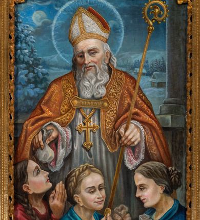 Zdjęcie nr 42: Nastawa ołtarzowa architektoniczna, jednoosiowa, jednokondygnacyjna z bramkami i zwieńczeniem, ustawiona na wysokim, dwustrefowym cokole. Ołtarz prostopadłościenny, murowany, umieszczony w drewnianej obudowie. Antependium ujęte ramą dekorowaną plecionką, podzielone na trzy pola: w środkowym płaskorzeźbione przedstawienie Ostatniej Wieczerzy według Leonarda da Vinci, a po bokach ornament roślinny o wertykalnym układzie.

Tabernakulum architektoniczne, jednokondygnacyjne, trójosiowe, ustawione na zdwojonym na cokole z dwoma zwieńczeniami na osiach skrajnych. Osie wydzielone są parami kolumn o kapitelach kompozytowych, oś środkowa wysunięta do przodu. Podpory dźwigają pełne belkowanie wyłamane na ich linii, przerwane nad polem środkowym, gdzie kolumny dźwigają przerwany półkolisty przyczółek połączony z łukiem gzymsu, nad nim ustawiona jest rzeźba Baranka leżącego na księdze z siedmioma pieczęciami. W polu środkowym dwuskrzydłowe drzwiczki do metalowego tabernakulum ujęte ramą w formie stojącego prostokąta, zamkniętego łukiem nadwieszonym z długim uskokiem. Na drzwiczkach znajdują się dwa aplikowane klęczące anioły, powyżej Chrismo w medalionie, otoczonym glorią. W osiach bocznych są nisze zamknięte konchami z figurkami aniołów, zamknięte zwieńczeniami w formie stojących prostokątów z falistym gzymsem i gałązkami lilii na szczycie; w polu srebrzone, owalne medaliony. Po bokach kondygnacji na wolutowych uszach oraz po bokach zwieńczeń znajdują się wazony ze słonecznikami. Cokół zdobiony jest ornamentem akantowym.

Kondygnacja ujęta jest dwiema parami kolumn o kapitelach kompozytowych oraz stojącą między nimi parą filarów. Podpory dźwigają pełne belkowanie o silnie wysuniętym gzymsie, wyłamane na osiach bocznych, z podwieszonymi szyszkami na tle filarów; przerwane nad polem środkowym. W centrum pole w formie stojącego prostokąta ujęte ramą dekorowaną ornamentem roślinnym z płaskorzeźbionym przedstawieniem Matki Boskiej z Dzieciątkiem. Na zasuwie obrazy: „Najświętsze Serce Pana Jezusa”, „Zwiastowanie” oraz „Św. Mikołaj”. Nad bramkami oraz pomiędzy kolumnami ustawione są rzeźby. Od lewej kolejno: św. Andrzej, św. Wojciech, św. Stanisław i na końcu po prawej św. Tomasz. Nad polem głównym znajduje się przeszklony prześwit w formie półkola z rzeźbioną gołębicą Ducha Świętego na tle glorii. Powyżej pole zamknięte półkoliście fragmentem gzymsu z rzeźbionym popiersiem błogosławiącego Boga Ojca pośród obłoków. Zwieńczenie w formie zbliżonej do stojącego prostokąta o wklęsłych bokach z gzymsem i z podwieszonym lambrekinem oraz kotarami spływającymi na boki. W polu przeszklony prześwit w formie kwadratu zamkniętego łukiem nadwieszonym z rzeźbionym monogramem Marii na tle glorii. Po bokach zwieńczenia ustawione są dwie duże figury klęczących aniołów.

Bramki po bokach ołtarza ustawione są na wysokości cokołu nastawy; przejścia ujęte są parą kanelowanych pilastrów, zamknięte łukiem utworzonym z dwóch przeciwstawnych wolut wspierających wieńczące cokoły. Przejścia w formie wydłużonego stojącego prostokąta zamkniętego łukiem półkolistym nadwieszonym.

Całość ołtarza oprócz tabernakulum dekorowana jest ornamentem małżowinowo-chrząstkowym. Uszy flankujące kondygnację utworzone są również z ornamentu małżowinowo-chrząstkowego. Na zamknięciu zwieńczenia znajdują się dwie uskrzydlone główki anielskie skierowane na wprost z podwieszonymi u szyi chustami. Struktura ołtarza polichromowana jest w kolorze brązowym ze złoconymi kolumnami, ornamentyką i profilami, detale srebrzone.