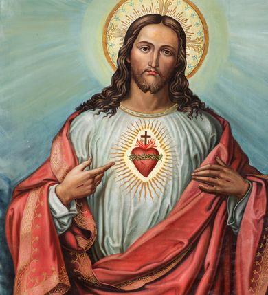 Zdjęcie nr 41: Nastawa ołtarzowa architektoniczna, jednoosiowa, jednokondygnacyjna z bramkami i zwieńczeniem, ustawiona na wysokim, dwustrefowym cokole. Ołtarz prostopadłościenny, murowany, umieszczony w drewnianej obudowie. Antependium ujęte ramą dekorowaną plecionką, podzielone na trzy pola: w środkowym płaskorzeźbione przedstawienie Ostatniej Wieczerzy według Leonarda da Vinci, a po bokach ornament roślinny o wertykalnym układzie.

Tabernakulum architektoniczne, jednokondygnacyjne, trójosiowe, ustawione na zdwojonym na cokole z dwoma zwieńczeniami na osiach skrajnych. Osie wydzielone są parami kolumn o kapitelach kompozytowych, oś środkowa wysunięta do przodu. Podpory dźwigają pełne belkowanie wyłamane na ich linii, przerwane nad polem środkowym, gdzie kolumny dźwigają przerwany półkolisty przyczółek połączony z łukiem gzymsu, nad nim ustawiona jest rzeźba Baranka leżącego na księdze z siedmioma pieczęciami. W polu środkowym dwuskrzydłowe drzwiczki do metalowego tabernakulum ujęte ramą w formie stojącego prostokąta, zamkniętego łukiem nadwieszonym z długim uskokiem. Na drzwiczkach znajdują się dwa aplikowane klęczące anioły, powyżej Chrismo w medalionie, otoczonym glorią. W osiach bocznych są nisze zamknięte konchami z figurkami aniołów, zamknięte zwieńczeniami w formie stojących prostokątów z falistym gzymsem i gałązkami lilii na szczycie; w polu srebrzone, owalne medaliony. Po bokach kondygnacji na wolutowych uszach oraz po bokach zwieńczeń znajdują się wazony ze słonecznikami. Cokół zdobiony jest ornamentem akantowym.

Kondygnacja ujęta jest dwiema parami kolumn o kapitelach kompozytowych oraz stojącą między nimi parą filarów. Podpory dźwigają pełne belkowanie o silnie wysuniętym gzymsie, wyłamane na osiach bocznych, z podwieszonymi szyszkami na tle filarów; przerwane nad polem środkowym. W centrum pole w formie stojącego prostokąta ujęte ramą dekorowaną ornamentem roślinnym z płaskorzeźbionym przedstawieniem Matki Boskiej z Dzieciątkiem. Na zasuwie obrazy: „Najświętsze Serce Pana Jezusa”, „Zwiastowanie” oraz „Św. Mikołaj”. Nad bramkami oraz pomiędzy kolumnami ustawione są rzeźby. Od lewej kolejno: św. Andrzej, św. Wojciech, św. Stanisław i na końcu po prawej św. Tomasz. Nad polem głównym znajduje się przeszklony prześwit w formie półkola z rzeźbioną gołębicą Ducha Świętego na tle glorii. Powyżej pole zamknięte półkoliście fragmentem gzymsu z rzeźbionym popiersiem błogosławiącego Boga Ojca pośród obłoków. Zwieńczenie w formie zbliżonej do stojącego prostokąta o wklęsłych bokach z gzymsem i z podwieszonym lambrekinem oraz kotarami spływającymi na boki. W polu przeszklony prześwit w formie kwadratu zamkniętego łukiem nadwieszonym z rzeźbionym monogramem Marii na tle glorii. Po bokach zwieńczenia ustawione są dwie duże figury klęczących aniołów.

Bramki po bokach ołtarza ustawione są na wysokości cokołu nastawy; przejścia ujęte są parą kanelowanych pilastrów, zamknięte łukiem utworzonym z dwóch przeciwstawnych wolut wspierających wieńczące cokoły. Przejścia w formie wydłużonego stojącego prostokąta zamkniętego łukiem półkolistym nadwieszonym.

Całość ołtarza oprócz tabernakulum dekorowana jest ornamentem małżowinowo-chrząstkowym. Uszy flankujące kondygnację utworzone są również z ornamentu małżowinowo-chrząstkowego. Na zamknięciu zwieńczenia znajdują się dwie uskrzydlone główki anielskie skierowane na wprost z podwieszonymi u szyi chustami. Struktura ołtarza polichromowana jest w kolorze brązowym ze złoconymi kolumnami, ornamentyką i profilami, detale srebrzone.