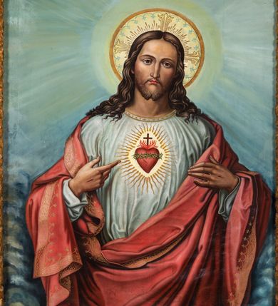 Zdjęcie nr 39: Nastawa ołtarzowa architektoniczna, jednoosiowa, jednokondygnacyjna z bramkami i zwieńczeniem, ustawiona na wysokim, dwustrefowym cokole. Ołtarz prostopadłościenny, murowany, umieszczony w drewnianej obudowie. Antependium ujęte ramą dekorowaną plecionką, podzielone na trzy pola: w środkowym płaskorzeźbione przedstawienie Ostatniej Wieczerzy według Leonarda da Vinci, a po bokach ornament roślinny o wertykalnym układzie.

Tabernakulum architektoniczne, jednokondygnacyjne, trójosiowe, ustawione na zdwojonym na cokole z dwoma zwieńczeniami na osiach skrajnych. Osie wydzielone są parami kolumn o kapitelach kompozytowych, oś środkowa wysunięta do przodu. Podpory dźwigają pełne belkowanie wyłamane na ich linii, przerwane nad polem środkowym, gdzie kolumny dźwigają przerwany półkolisty przyczółek połączony z łukiem gzymsu, nad nim ustawiona jest rzeźba Baranka leżącego na księdze z siedmioma pieczęciami. W polu środkowym dwuskrzydłowe drzwiczki do metalowego tabernakulum ujęte ramą w formie stojącego prostokąta, zamkniętego łukiem nadwieszonym z długim uskokiem. Na drzwiczkach znajdują się dwa aplikowane klęczące anioły, powyżej Chrismo w medalionie, otoczonym glorią. W osiach bocznych są nisze zamknięte konchami z figurkami aniołów, zamknięte zwieńczeniami w formie stojących prostokątów z falistym gzymsem i gałązkami lilii na szczycie; w polu srebrzone, owalne medaliony. Po bokach kondygnacji na wolutowych uszach oraz po bokach zwieńczeń znajdują się wazony ze słonecznikami. Cokół zdobiony jest ornamentem akantowym.

Kondygnacja ujęta jest dwiema parami kolumn o kapitelach kompozytowych oraz stojącą między nimi parą filarów. Podpory dźwigają pełne belkowanie o silnie wysuniętym gzymsie, wyłamane na osiach bocznych, z podwieszonymi szyszkami na tle filarów; przerwane nad polem środkowym. W centrum pole w formie stojącego prostokąta ujęte ramą dekorowaną ornamentem roślinnym z płaskorzeźbionym przedstawieniem Matki Boskiej z Dzieciątkiem. Na zasuwie obrazy: „Najświętsze Serce Pana Jezusa”, „Zwiastowanie” oraz „Św. Mikołaj”. Nad bramkami oraz pomiędzy kolumnami ustawione są rzeźby. Od lewej kolejno: św. Andrzej, św. Wojciech, św. Stanisław i na końcu po prawej św. Tomasz. Nad polem głównym znajduje się przeszklony prześwit w formie półkola z rzeźbioną gołębicą Ducha Świętego na tle glorii. Powyżej pole zamknięte półkoliście fragmentem gzymsu z rzeźbionym popiersiem błogosławiącego Boga Ojca pośród obłoków. Zwieńczenie w formie zbliżonej do stojącego prostokąta o wklęsłych bokach z gzymsem i z podwieszonym lambrekinem oraz kotarami spływającymi na boki. W polu przeszklony prześwit w formie kwadratu zamkniętego łukiem nadwieszonym z rzeźbionym monogramem Marii na tle glorii. Po bokach zwieńczenia ustawione są dwie duże figury klęczących aniołów.

Bramki po bokach ołtarza ustawione są na wysokości cokołu nastawy; przejścia ujęte są parą kanelowanych pilastrów, zamknięte łukiem utworzonym z dwóch przeciwstawnych wolut wspierających wieńczące cokoły. Przejścia w formie wydłużonego stojącego prostokąta zamkniętego łukiem półkolistym nadwieszonym.

Całość ołtarza oprócz tabernakulum dekorowana jest ornamentem małżowinowo-chrząstkowym. Uszy flankujące kondygnację utworzone są również z ornamentu małżowinowo-chrząstkowego. Na zamknięciu zwieńczenia znajdują się dwie uskrzydlone główki anielskie skierowane na wprost z podwieszonymi u szyi chustami. Struktura ołtarza polichromowana jest w kolorze brązowym ze złoconymi kolumnami, ornamentyką i profilami, detale srebrzone.