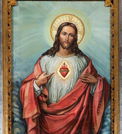 Zdjęcie nr 40: Nastawa ołtarzowa architektoniczna, jednoosiowa, jednokondygnacyjna z bramkami i zwieńczeniem, ustawiona na wysokim, dwustrefowym cokole. Ołtarz prostopadłościenny, murowany, umieszczony w drewnianej obudowie. Antependium ujęte ramą dekorowaną plecionką, podzielone na trzy pola: w środkowym płaskorzeźbione przedstawienie Ostatniej Wieczerzy według Leonarda da Vinci, a po bokach ornament roślinny o wertykalnym układzie.

Tabernakulum architektoniczne, jednokondygnacyjne, trójosiowe, ustawione na zdwojonym na cokole z dwoma zwieńczeniami na osiach skrajnych. Osie wydzielone są parami kolumn o kapitelach kompozytowych, oś środkowa wysunięta do przodu. Podpory dźwigają pełne belkowanie wyłamane na ich linii, przerwane nad polem środkowym, gdzie kolumny dźwigają przerwany półkolisty przyczółek połączony z łukiem gzymsu, nad nim ustawiona jest rzeźba Baranka leżącego na księdze z siedmioma pieczęciami. W polu środkowym dwuskrzydłowe drzwiczki do metalowego tabernakulum ujęte ramą w formie stojącego prostokąta, zamkniętego łukiem nadwieszonym z długim uskokiem. Na drzwiczkach znajdują się dwa aplikowane klęczące anioły, powyżej Chrismo w medalionie, otoczonym glorią. W osiach bocznych są nisze zamknięte konchami z figurkami aniołów, zamknięte zwieńczeniami w formie stojących prostokątów z falistym gzymsem i gałązkami lilii na szczycie; w polu srebrzone, owalne medaliony. Po bokach kondygnacji na wolutowych uszach oraz po bokach zwieńczeń znajdują się wazony ze słonecznikami. Cokół zdobiony jest ornamentem akantowym.

Kondygnacja ujęta jest dwiema parami kolumn o kapitelach kompozytowych oraz stojącą między nimi parą filarów. Podpory dźwigają pełne belkowanie o silnie wysuniętym gzymsie, wyłamane na osiach bocznych, z podwieszonymi szyszkami na tle filarów; przerwane nad polem środkowym. W centrum pole w formie stojącego prostokąta ujęte ramą dekorowaną ornamentem roślinnym z płaskorzeźbionym przedstawieniem Matki Boskiej z Dzieciątkiem. Na zasuwie obrazy: „Najświętsze Serce Pana Jezusa”, „Zwiastowanie” oraz „Św. Mikołaj”. Nad bramkami oraz pomiędzy kolumnami ustawione są rzeźby. Od lewej kolejno: św. Andrzej, św. Wojciech, św. Stanisław i na końcu po prawej św. Tomasz. Nad polem głównym znajduje się przeszklony prześwit w formie półkola z rzeźbioną gołębicą Ducha Świętego na tle glorii. Powyżej pole zamknięte półkoliście fragmentem gzymsu z rzeźbionym popiersiem błogosławiącego Boga Ojca pośród obłoków. Zwieńczenie w formie zbliżonej do stojącego prostokąta o wklęsłych bokach z gzymsem i z podwieszonym lambrekinem oraz kotarami spływającymi na boki. W polu przeszklony prześwit w formie kwadratu zamkniętego łukiem nadwieszonym z rzeźbionym monogramem Marii na tle glorii. Po bokach zwieńczenia ustawione są dwie duże figury klęczących aniołów.

Bramki po bokach ołtarza ustawione są na wysokości cokołu nastawy; przejścia ujęte są parą kanelowanych pilastrów, zamknięte łukiem utworzonym z dwóch przeciwstawnych wolut wspierających wieńczące cokoły. Przejścia w formie wydłużonego stojącego prostokąta zamkniętego łukiem półkolistym nadwieszonym.

Całość ołtarza oprócz tabernakulum dekorowana jest ornamentem małżowinowo-chrząstkowym. Uszy flankujące kondygnację utworzone są również z ornamentu małżowinowo-chrząstkowego. Na zamknięciu zwieńczenia znajdują się dwie uskrzydlone główki anielskie skierowane na wprost z podwieszonymi u szyi chustami. Struktura ołtarza polichromowana jest w kolorze brązowym ze złoconymi kolumnami, ornamentyką i profilami, detale srebrzone.