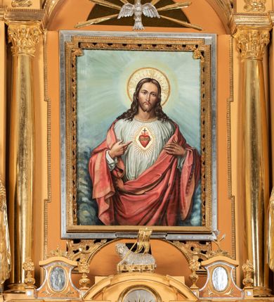 Zdjęcie nr 38: Nastawa ołtarzowa architektoniczna, jednoosiowa, jednokondygnacyjna z bramkami i zwieńczeniem, ustawiona na wysokim, dwustrefowym cokole. Ołtarz prostopadłościenny, murowany, umieszczony w drewnianej obudowie. Antependium ujęte ramą dekorowaną plecionką, podzielone na trzy pola: w środkowym płaskorzeźbione przedstawienie Ostatniej Wieczerzy według Leonarda da Vinci, a po bokach ornament roślinny o wertykalnym układzie.

Tabernakulum architektoniczne, jednokondygnacyjne, trójosiowe, ustawione na zdwojonym na cokole z dwoma zwieńczeniami na osiach skrajnych. Osie wydzielone są parami kolumn o kapitelach kompozytowych, oś środkowa wysunięta do przodu. Podpory dźwigają pełne belkowanie wyłamane na ich linii, przerwane nad polem środkowym, gdzie kolumny dźwigają przerwany półkolisty przyczółek połączony z łukiem gzymsu, nad nim ustawiona jest rzeźba Baranka leżącego na księdze z siedmioma pieczęciami. W polu środkowym dwuskrzydłowe drzwiczki do metalowego tabernakulum ujęte ramą w formie stojącego prostokąta, zamkniętego łukiem nadwieszonym z długim uskokiem. Na drzwiczkach znajdują się dwa aplikowane klęczące anioły, powyżej Chrismo w medalionie, otoczonym glorią. W osiach bocznych są nisze zamknięte konchami z figurkami aniołów, zamknięte zwieńczeniami w formie stojących prostokątów z falistym gzymsem i gałązkami lilii na szczycie; w polu srebrzone, owalne medaliony. Po bokach kondygnacji na wolutowych uszach oraz po bokach zwieńczeń znajdują się wazony ze słonecznikami. Cokół zdobiony jest ornamentem akantowym.

Kondygnacja ujęta jest dwiema parami kolumn o kapitelach kompozytowych oraz stojącą między nimi parą filarów. Podpory dźwigają pełne belkowanie o silnie wysuniętym gzymsie, wyłamane na osiach bocznych, z podwieszonymi szyszkami na tle filarów; przerwane nad polem środkowym. W centrum pole w formie stojącego prostokąta ujęte ramą dekorowaną ornamentem roślinnym z płaskorzeźbionym przedstawieniem Matki Boskiej z Dzieciątkiem. Na zasuwie obrazy: „Najświętsze Serce Pana Jezusa”, „Zwiastowanie” oraz „Św. Mikołaj”. Nad bramkami oraz pomiędzy kolumnami ustawione są rzeźby. Od lewej kolejno: św. Andrzej, św. Wojciech, św. Stanisław i na końcu po prawej św. Tomasz. Nad polem głównym znajduje się przeszklony prześwit w formie półkola z rzeźbioną gołębicą Ducha Świętego na tle glorii. Powyżej pole zamknięte półkoliście fragmentem gzymsu z rzeźbionym popiersiem błogosławiącego Boga Ojca pośród obłoków. Zwieńczenie w formie zbliżonej do stojącego prostokąta o wklęsłych bokach z gzymsem i z podwieszonym lambrekinem oraz kotarami spływającymi na boki. W polu przeszklony prześwit w formie kwadratu zamkniętego łukiem nadwieszonym z rzeźbionym monogramem Marii na tle glorii. Po bokach zwieńczenia ustawione są dwie duże figury klęczących aniołów.

Bramki po bokach ołtarza ustawione są na wysokości cokołu nastawy; przejścia ujęte są parą kanelowanych pilastrów, zamknięte łukiem utworzonym z dwóch przeciwstawnych wolut wspierających wieńczące cokoły. Przejścia w formie wydłużonego stojącego prostokąta zamkniętego łukiem półkolistym nadwieszonym.

Całość ołtarza oprócz tabernakulum dekorowana jest ornamentem małżowinowo-chrząstkowym. Uszy flankujące kondygnację utworzone są również z ornamentu małżowinowo-chrząstkowego. Na zamknięciu zwieńczenia znajdują się dwie uskrzydlone główki anielskie skierowane na wprost z podwieszonymi u szyi chustami. Struktura ołtarza polichromowana jest w kolorze brązowym ze złoconymi kolumnami, ornamentyką i profilami, detale srebrzone.