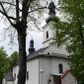 Zdjęcie nr 1: Kościół usytuowany jest w południowo-wschodniej części wsi, otoczony kamiennym murem, otynkowanym, krytym betonową płytą, w który wbudowano współczesne stacje drogi krzyżowej. Na plac kościelny prowadzą trzy bramy. Główna brama znajduje się w murze od strony zachodniej, nakryta jest ostrołukową arkadą. Dwie mniejsze bramy zlokalizowane są od strony południowej oraz od strony wschodniej. Na placu przed kościołem stoi pomnik z 1911 roku wystawiony na pamiątkę księdza Wojciecha Blaszyńskiego i działacza ludowego Stanisława Stojałowskiego. 
Świątynia jest orientowana, murowana, jednonawowa z węższym i krótkim prezbiterium, zamkniętym półkoliście oraz z wieżą na zakończeniu nawy. Do prezbiterium przylega zakrystia od północy i skarbczyk od południa. Od strony południowej dobudowana jest również niska kruchta. Wnętrze trójprzęsłowej nawy rozczłonkowane jest filarami przyściennymi wspierającymi sklepienie żagielkowe. Chór muzyczny trójarkadowy, wsparty na dwóch filarach. W ścianach korpusu nawowego znajdują się głębokie wnęki, w których umieszczone są prostokątne otwory okienne zamknięte półkolistym łukiem, po trzy od strony północnej i południowej; takie same okno znajduje się również w apsydzie od strony południowej oraz na chórze od strony zachodniej. Ponadto w apsydzie na wysokości zwieńczenia ołtarza głównego umieszczone jest małe, okrągłe okno. W kruchcie, skarbczyku i zakrystii okna są prostokątne. Drzwi główne dwuskrzydłowe, drewniane z metalowymi okuciami, zabezpieczone od wewnątrz dwiema żelaznymi zaporami umocowanymi w murze. Podobne drzwi znajdują się od strony południowej z kruchty. 
Fasada kościoła jest płaska, zakończona gzymsem z wysuniętą do przodu trójkondygnacyjną wieżą, nakrytą baniastym hełmem z latarnią. Drugie piętro wieży połączone jest z fasadą prostymi spływami. Przy wejściu na wysokich cokołach ustawione są rzeźby świętych Piotra i Pawła. 
Kościoł nakryty jest dachem dwuspadowym, na skrzyżowaniu nawy z prezbiterium umieszczona jest sygnaturka z hełmem baniastym z latarnią. 

