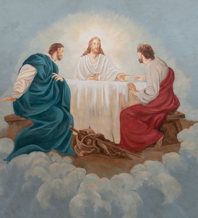 Zdjęcie nr 35: Kościół usytuowany jest w południowo-wschodniej części wsi, otoczony kamiennym murem, otynkowanym, krytym betonową płytą, w który wbudowano współczesne stacje drogi krzyżowej. Na plac kościelny prowadzą trzy bramy. Główna brama znajduje się w murze od strony zachodniej, nakryta jest ostrołukową arkadą. Dwie mniejsze bramy zlokalizowane są od strony południowej oraz od strony wschodniej. Na placu przed kościołem stoi pomnik z 1911 roku wystawiony na pamiątkę księdza Wojciecha Blaszyńskiego i działacza ludowego Stanisława Stojałowskiego. 
Świątynia jest orientowana, murowana, jednonawowa z węższym i krótkim prezbiterium, zamkniętym półkoliście oraz z wieżą na zakończeniu nawy. Do prezbiterium przylega zakrystia od północy i skarbczyk od południa. Od strony południowej dobudowana jest również niska kruchta. Wnętrze trójprzęsłowej nawy rozczłonkowane jest filarami przyściennymi wspierającymi sklepienie żagielkowe. Chór muzyczny trójarkadowy, wsparty na dwóch filarach. W ścianach korpusu nawowego znajdują się głębokie wnęki, w których umieszczone są prostokątne otwory okienne zamknięte półkolistym łukiem, po trzy od strony północnej i południowej; takie same okno znajduje się również w apsydzie od strony południowej oraz na chórze od strony zachodniej. Ponadto w apsydzie na wysokości zwieńczenia ołtarza głównego umieszczone jest małe, okrągłe okno. W kruchcie, skarbczyku i zakrystii okna są prostokątne. Drzwi główne dwuskrzydłowe, drewniane z metalowymi okuciami, zabezpieczone od wewnątrz dwiema żelaznymi zaporami umocowanymi w murze. Podobne drzwi znajdują się od strony południowej z kruchty. 
Fasada kościoła jest płaska, zakończona gzymsem z wysuniętą do przodu trójkondygnacyjną wieżą, nakrytą baniastym hełmem z latarnią. Drugie piętro wieży połączone jest z fasadą prostymi spływami. Przy wejściu na wysokich cokołach ustawione są rzeźby świętych Piotra i Pawła. 
Kościoł nakryty jest dachem dwuspadowym, na skrzyżowaniu nawy z prezbiterium umieszczona jest sygnaturka z hełmem baniastym z latarnią. 
