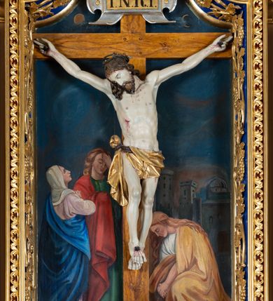 Zdjęcie nr 5: Nastawa ołtarzowa architektoniczna, jednoosiowa i jednokondygnacyjna. Ołtarz prostopadłościenny, drewniany, z drewnianą mensą i z marmurowym portatylem. Antepedium w formie prostokąta ujętego profilowaną ramą. W polu płycina o narożach zdobionych płaskorzeźbioną dekoracją roślinną złożoną z liści stylizowanego akantu oraz umieszczonym w polu veraikonem na tle obłoków i w promienistej glorii. Tabernakulum w kształcie prostopadłościennej skrzynki na niskim cokole, flankowane dwiema kolumnami ustawionymi pod kątem, zamknięte od góry prostym belkowaniem, pośrodku nadwieszonym. Na drzwiczkach płycina w kształcie stojącego prostokąta, zamkniętego łukiem półkolistym, ujęta profilowaną ramą, w polu której umieszczony jest płaskorzeźbiony kielich z hostią.

Retabulum ustawione na podwójnym cokole, flankowane parą zdwojonych pilastrów i ustawionych przed nimi dwiema kolumnami. Podpory dźwigają wyłamane na osi belkowanie z ustawionymi na bokach rzeźbami aniołków z arma Christi (włóczniami). Kolumny wspierają się na bazach, trzony mają gładkie i złocone, a kapitele kompozytowe. Po bokach ołtarza na niskich cokołach ustawione są rzeźby aniołów z narzędziami męki Pańskiej w dłoniach: kolumną biczowania po lewej stronie i włócznią po prawej stronie. W polu, w głębokiej wnęce ujętej szeroką, profilowaną ramą umieszczony jest późnobarokowy krucyfiks na tle malowanej Golgoty i postaci Matki Boskiej, św. Jana Ewangelisty i św. Weroniki. Wnęka od wewnątrz zdobiona jest płaskorzeźbioną winną latoroślą. Cokół dekorowany jest prostokątnymi po bokach płycinami, wypełnionymi stylizowanym akantem. Belkowanie zdobione wicią liści akantu, imposty rozetkami. W zwieńczeniu monumentalna promienista gloria złożona z wiązek promieni o nierównej długości z monogramem Chrystusa na niebieskim tle w polu, otoczonym wieńcem z obłoków. Struktura polichromowana w kolorze jasnego, delikatnego fioletu, płyciny, filary i detale w odcieniu delikatnie ciemniejszym; ornamentyka i profilowania złocone i srebrzone.


