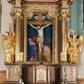 Zdjęcie nr 1: Nastawa ołtarzowa architektoniczna, jednoosiowa i jednokondygnacyjna. Ołtarz prostopadłościenny, drewniany, z drewnianą mensą i z marmurowym portatylem. Antepedium w formie prostokąta ujętego profilowaną ramą. W polu płycina o narożach zdobionych płaskorzeźbioną dekoracją roślinną złożoną z liści stylizowanego akantu oraz umieszczonym w polu veraikonem na tle obłoków i w promienistej glorii. Tabernakulum w kształcie prostopadłościennej skrzynki na niskim cokole, flankowane dwiema kolumnami ustawionymi pod kątem, zamknięte od góry prostym belkowaniem, pośrodku nadwieszonym. Na drzwiczkach płycina w kształcie stojącego prostokąta, zamkniętego łukiem półkolistym, ujęta profilowaną ramą, w polu której umieszczony jest płaskorzeźbiony kielich z hostią.

Retabulum ustawione na podwójnym cokole, flankowane parą zdwojonych pilastrów i ustawionych przed nimi dwiema kolumnami. Podpory dźwigają wyłamane na osi belkowanie z ustawionymi na bokach rzeźbami aniołków z arma Christi (włóczniami). Kolumny wspierają się na bazach, trzony mają gładkie i złocone, a kapitele kompozytowe. Po bokach ołtarza na niskich cokołach ustawione są rzeźby aniołów z narzędziami męki Pańskiej w dłoniach: kolumną biczowania po lewej stronie i włócznią po prawej stronie. W polu, w głębokiej wnęce ujętej szeroką, profilowaną ramą umieszczony jest późnobarokowy krucyfiks na tle malowanej Golgoty i postaci Matki Boskiej, św. Jana Ewangelisty i św. Weroniki. Wnęka od wewnątrz zdobiona jest płaskorzeźbioną winną latoroślą. Cokół dekorowany jest prostokątnymi po bokach płycinami, wypełnionymi stylizowanym akantem. Belkowanie zdobione wicią liści akantu, imposty rozetkami. W zwieńczeniu monumentalna promienista gloria złożona z wiązek promieni o nierównej długości z monogramem Chrystusa na niebieskim tle w polu, otoczonym wieńcem z obłoków. Struktura polichromowana w kolorze jasnego, delikatnego fioletu, płyciny, filary i detale w odcieniu delikatnie ciemniejszym; ornamentyka i profilowania złocone i srebrzone.


