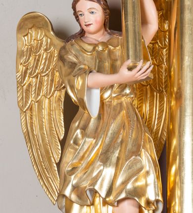 Zdjęcie nr 35: Nastawa ołtarzowa architektoniczna, jednoosiowa i jednokondygnacyjna. Ołtarz prostopadłościenny, drewniany, z drewnianą mensą i z marmurowym portatylem. Antepedium w formie prostokąta ujętego profilowaną ramą. W polu płycina o narożach zdobionych płaskorzeźbioną dekoracją roślinną złożoną z liści stylizowanego akantu oraz umieszczonym w polu veraikonem na tle obłoków i w promienistej glorii. Tabernakulum w kształcie prostopadłościennej skrzynki na niskim cokole, flankowane dwiema kolumnami ustawionymi pod kątem, zamknięte od góry prostym belkowaniem, pośrodku nadwieszonym. Na drzwiczkach płycina w kształcie stojącego prostokąta, zamkniętego łukiem półkolistym, ujęta profilowaną ramą, w polu której umieszczony jest płaskorzeźbiony kielich z hostią.

Retabulum ustawione na podwójnym cokole, flankowane parą zdwojonych pilastrów i ustawionych przed nimi dwiema kolumnami. Podpory dźwigają wyłamane na osi belkowanie z ustawionymi na bokach rzeźbami aniołków z arma Christi (włóczniami). Kolumny wspierają się na bazach, trzony mają gładkie i złocone, a kapitele kompozytowe. Po bokach ołtarza na niskich cokołach ustawione są rzeźby aniołów z narzędziami męki Pańskiej w dłoniach: kolumną biczowania po lewej stronie i włócznią po prawej stronie. W polu, w głębokiej wnęce ujętej szeroką, profilowaną ramą umieszczony jest późnobarokowy krucyfiks na tle malowanej Golgoty i postaci Matki Boskiej, św. Jana Ewangelisty i św. Weroniki. Wnęka od wewnątrz zdobiona jest płaskorzeźbioną winną latoroślą. Cokół dekorowany jest prostokątnymi po bokach płycinami, wypełnionymi stylizowanym akantem. Belkowanie zdobione wicią liści akantu, imposty rozetkami. W zwieńczeniu monumentalna promienista gloria złożona z wiązek promieni o nierównej długości z monogramem Chrystusa na niebieskim tle w polu, otoczonym wieńcem z obłoków. Struktura polichromowana w kolorze jasnego, delikatnego fioletu, płyciny, filary i detale w odcieniu delikatnie ciemniejszym; ornamentyka i profilowania złocone i srebrzone.


