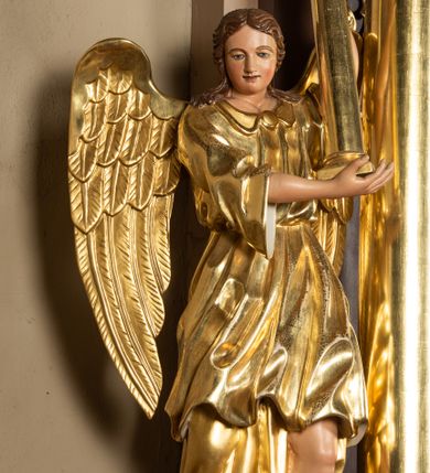 Zdjęcie nr 29: Nastawa ołtarzowa architektoniczna, jednoosiowa i jednokondygnacyjna. Ołtarz prostopadłościenny, drewniany, z drewnianą mensą i z marmurowym portatylem. Antepedium w formie prostokąta ujętego profilowaną ramą. W polu płycina o narożach zdobionych płaskorzeźbioną dekoracją roślinną złożoną z liści stylizowanego akantu oraz umieszczonym w polu veraikonem na tle obłoków i w promienistej glorii. Tabernakulum w kształcie prostopadłościennej skrzynki na niskim cokole, flankowane dwiema kolumnami ustawionymi pod kątem, zamknięte od góry prostym belkowaniem, pośrodku nadwieszonym. Na drzwiczkach płycina w kształcie stojącego prostokąta, zamkniętego łukiem półkolistym, ujęta profilowaną ramą, w polu której umieszczony jest płaskorzeźbiony kielich z hostią.

Retabulum ustawione na podwójnym cokole, flankowane parą zdwojonych pilastrów i ustawionych przed nimi dwiema kolumnami. Podpory dźwigają wyłamane na osi belkowanie z ustawionymi na bokach rzeźbami aniołków z arma Christi (włóczniami). Kolumny wspierają się na bazach, trzony mają gładkie i złocone, a kapitele kompozytowe. Po bokach ołtarza na niskich cokołach ustawione są rzeźby aniołów z narzędziami męki Pańskiej w dłoniach: kolumną biczowania po lewej stronie i włócznią po prawej stronie. W polu, w głębokiej wnęce ujętej szeroką, profilowaną ramą umieszczony jest późnobarokowy krucyfiks na tle malowanej Golgoty i postaci Matki Boskiej, św. Jana Ewangelisty i św. Weroniki. Wnęka od wewnątrz zdobiona jest płaskorzeźbioną winną latoroślą. Cokół dekorowany jest prostokątnymi po bokach płycinami, wypełnionymi stylizowanym akantem. Belkowanie zdobione wicią liści akantu, imposty rozetkami. W zwieńczeniu monumentalna promienista gloria złożona z wiązek promieni o nierównej długości z monogramem Chrystusa na niebieskim tle w polu, otoczonym wieńcem z obłoków. Struktura polichromowana w kolorze jasnego, delikatnego fioletu, płyciny, filary i detale w odcieniu delikatnie ciemniejszym; ornamentyka i profilowania złocone i srebrzone.


