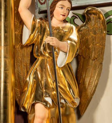 Zdjęcie nr 36: Nastawa ołtarzowa architektoniczna, jednoosiowa i jednokondygnacyjna. Ołtarz prostopadłościenny, drewniany, z drewnianą mensą i z marmurowym portatylem. Antepedium w formie prostokąta ujętego profilowaną ramą. W polu płycina o narożach zdobionych płaskorzeźbioną dekoracją roślinną złożoną z liści stylizowanego akantu oraz umieszczonym w polu veraikonem na tle obłoków i w promienistej glorii. Tabernakulum w kształcie prostopadłościennej skrzynki na niskim cokole, flankowane dwiema kolumnami ustawionymi pod kątem, zamknięte od góry prostym belkowaniem, pośrodku nadwieszonym. Na drzwiczkach płycina w kształcie stojącego prostokąta, zamkniętego łukiem półkolistym, ujęta profilowaną ramą, w polu której umieszczony jest płaskorzeźbiony kielich z hostią.

Retabulum ustawione na podwójnym cokole, flankowane parą zdwojonych pilastrów i ustawionych przed nimi dwiema kolumnami. Podpory dźwigają wyłamane na osi belkowanie z ustawionymi na bokach rzeźbami aniołków z arma Christi (włóczniami). Kolumny wspierają się na bazach, trzony mają gładkie i złocone, a kapitele kompozytowe. Po bokach ołtarza na niskich cokołach ustawione są rzeźby aniołów z narzędziami męki Pańskiej w dłoniach: kolumną biczowania po lewej stronie i włócznią po prawej stronie. W polu, w głębokiej wnęce ujętej szeroką, profilowaną ramą umieszczony jest późnobarokowy krucyfiks na tle malowanej Golgoty i postaci Matki Boskiej, św. Jana Ewangelisty i św. Weroniki. Wnęka od wewnątrz zdobiona jest płaskorzeźbioną winną latoroślą. Cokół dekorowany jest prostokątnymi po bokach płycinami, wypełnionymi stylizowanym akantem. Belkowanie zdobione wicią liści akantu, imposty rozetkami. W zwieńczeniu monumentalna promienista gloria złożona z wiązek promieni o nierównej długości z monogramem Chrystusa na niebieskim tle w polu, otoczonym wieńcem z obłoków. Struktura polichromowana w kolorze jasnego, delikatnego fioletu, płyciny, filary i detale w odcieniu delikatnie ciemniejszym; ornamentyka i profilowania złocone i srebrzone.


