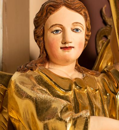 Zdjęcie nr 37: Nastawa ołtarzowa architektoniczna, jednoosiowa i jednokondygnacyjna. Ołtarz prostopadłościenny, drewniany, z drewnianą mensą i z marmurowym portatylem. Antepedium w formie prostokąta ujętego profilowaną ramą. W polu płycina o narożach zdobionych płaskorzeźbioną dekoracją roślinną złożoną z liści stylizowanego akantu oraz umieszczonym w polu veraikonem na tle obłoków i w promienistej glorii. Tabernakulum w kształcie prostopadłościennej skrzynki na niskim cokole, flankowane dwiema kolumnami ustawionymi pod kątem, zamknięte od góry prostym belkowaniem, pośrodku nadwieszonym. Na drzwiczkach płycina w kształcie stojącego prostokąta, zamkniętego łukiem półkolistym, ujęta profilowaną ramą, w polu której umieszczony jest płaskorzeźbiony kielich z hostią.

Retabulum ustawione na podwójnym cokole, flankowane parą zdwojonych pilastrów i ustawionych przed nimi dwiema kolumnami. Podpory dźwigają wyłamane na osi belkowanie z ustawionymi na bokach rzeźbami aniołków z arma Christi (włóczniami). Kolumny wspierają się na bazach, trzony mają gładkie i złocone, a kapitele kompozytowe. Po bokach ołtarza na niskich cokołach ustawione są rzeźby aniołów z narzędziami męki Pańskiej w dłoniach: kolumną biczowania po lewej stronie i włócznią po prawej stronie. W polu, w głębokiej wnęce ujętej szeroką, profilowaną ramą umieszczony jest późnobarokowy krucyfiks na tle malowanej Golgoty i postaci Matki Boskiej, św. Jana Ewangelisty i św. Weroniki. Wnęka od wewnątrz zdobiona jest płaskorzeźbioną winną latoroślą. Cokół dekorowany jest prostokątnymi po bokach płycinami, wypełnionymi stylizowanym akantem. Belkowanie zdobione wicią liści akantu, imposty rozetkami. W zwieńczeniu monumentalna promienista gloria złożona z wiązek promieni o nierównej długości z monogramem Chrystusa na niebieskim tle w polu, otoczonym wieńcem z obłoków. Struktura polichromowana w kolorze jasnego, delikatnego fioletu, płyciny, filary i detale w odcieniu delikatnie ciemniejszym; ornamentyka i profilowania złocone i srebrzone.


