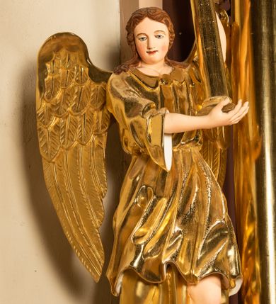 Zdjęcie nr 40: Nastawa ołtarzowa architektoniczna, jednoosiowa i jednokondygnacyjna. Ołtarz prostopadłościenny, drewniany, z drewnianą mensą i z marmurowym portatylem. Antepedium w formie prostokąta ujętego profilowaną ramą. W polu płycina o narożach zdobionych płaskorzeźbioną dekoracją roślinną złożoną z liści stylizowanego akantu oraz umieszczonym w polu veraikonem na tle obłoków i w promienistej glorii. Tabernakulum w kształcie prostopadłościennej skrzynki na niskim cokole, flankowane dwiema kolumnami ustawionymi pod kątem, zamknięte od góry prostym belkowaniem, pośrodku nadwieszonym. Na drzwiczkach płycina w kształcie stojącego prostokąta, zamkniętego łukiem półkolistym, ujęta profilowaną ramą, w polu której umieszczony jest płaskorzeźbiony kielich z hostią.

Retabulum ustawione na podwójnym cokole, flankowane parą zdwojonych pilastrów i ustawionych przed nimi dwiema kolumnami. Podpory dźwigają wyłamane na osi belkowanie z ustawionymi na bokach rzeźbami aniołków z arma Christi (włóczniami). Kolumny wspierają się na bazach, trzony mają gładkie i złocone, a kapitele kompozytowe. Po bokach ołtarza na niskich cokołach ustawione są rzeźby aniołów z narzędziami męki Pańskiej w dłoniach: kolumną biczowania po lewej stronie i włócznią po prawej stronie. W polu, w głębokiej wnęce ujętej szeroką, profilowaną ramą umieszczony jest późnobarokowy krucyfiks na tle malowanej Golgoty i postaci Matki Boskiej, św. Jana Ewangelisty i św. Weroniki. Wnęka od wewnątrz zdobiona jest płaskorzeźbioną winną latoroślą. Cokół dekorowany jest prostokątnymi po bokach płycinami, wypełnionymi stylizowanym akantem. Belkowanie zdobione wicią liści akantu, imposty rozetkami. W zwieńczeniu monumentalna promienista gloria złożona z wiązek promieni o nierównej długości z monogramem Chrystusa na niebieskim tle w polu, otoczonym wieńcem z obłoków. Struktura polichromowana w kolorze jasnego, delikatnego fioletu, płyciny, filary i detale w odcieniu delikatnie ciemniejszym; ornamentyka i profilowania złocone i srebrzone.


