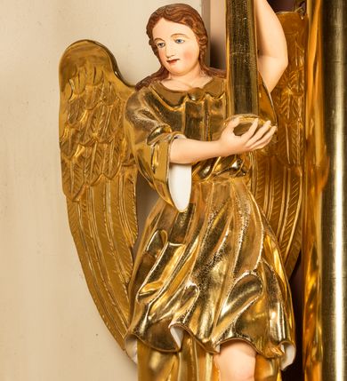 Zdjęcie nr 39: Nastawa ołtarzowa architektoniczna, jednoosiowa i jednokondygnacyjna. Ołtarz prostopadłościenny, drewniany, z drewnianą mensą i z marmurowym portatylem. Antepedium w formie prostokąta ujętego profilowaną ramą. W polu płycina o narożach zdobionych płaskorzeźbioną dekoracją roślinną złożoną z liści stylizowanego akantu oraz umieszczonym w polu veraikonem na tle obłoków i w promienistej glorii. Tabernakulum w kształcie prostopadłościennej skrzynki na niskim cokole, flankowane dwiema kolumnami ustawionymi pod kątem, zamknięte od góry prostym belkowaniem, pośrodku nadwieszonym. Na drzwiczkach płycina w kształcie stojącego prostokąta, zamkniętego łukiem półkolistym, ujęta profilowaną ramą, w polu której umieszczony jest płaskorzeźbiony kielich z hostią.

Retabulum ustawione na podwójnym cokole, flankowane parą zdwojonych pilastrów i ustawionych przed nimi dwiema kolumnami. Podpory dźwigają wyłamane na osi belkowanie z ustawionymi na bokach rzeźbami aniołków z arma Christi (włóczniami). Kolumny wspierają się na bazach, trzony mają gładkie i złocone, a kapitele kompozytowe. Po bokach ołtarza na niskich cokołach ustawione są rzeźby aniołów z narzędziami męki Pańskiej w dłoniach: kolumną biczowania po lewej stronie i włócznią po prawej stronie. W polu, w głębokiej wnęce ujętej szeroką, profilowaną ramą umieszczony jest późnobarokowy krucyfiks na tle malowanej Golgoty i postaci Matki Boskiej, św. Jana Ewangelisty i św. Weroniki. Wnęka od wewnątrz zdobiona jest płaskorzeźbioną winną latoroślą. Cokół dekorowany jest prostokątnymi po bokach płycinami, wypełnionymi stylizowanym akantem. Belkowanie zdobione wicią liści akantu, imposty rozetkami. W zwieńczeniu monumentalna promienista gloria złożona z wiązek promieni o nierównej długości z monogramem Chrystusa na niebieskim tle w polu, otoczonym wieńcem z obłoków. Struktura polichromowana w kolorze jasnego, delikatnego fioletu, płyciny, filary i detale w odcieniu delikatnie ciemniejszym; ornamentyka i profilowania złocone i srebrzone.


