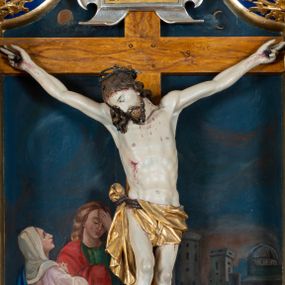 Zdjęcie nr 1: Krucyfiks w typie Cristo morte; postać  Chrystusa umarłego przybitego do krzyża trzema gwoździami. Sylwetka w delikatnym zwisie, o silnie zaznaczonej anatomii ciała, z podkreśloną linią żeber i zaznaczonymi śladami męki. Perizonium w formie tkaniny przewiązanej na sznurze na prawym boku, sięgające kolan i odsłaniające prawe udo. Twarz Jezusa podłużna opadająca na prawe ramię, okolona zarostem; oczy zamknięte, nos podłużny, usta delikatnie otwarte; włosy długie spływające na prawe ramię, na głowie zielona korona cierniowa. Krzyż drewniany, prosty. Nad głową Chrystusa zawieszona tabliczka w kształcie kartusza zdobionego ornamentem okuciowym z napisem „I.N.R.I.” Partie ciała polichromowane naturalistycznie, perizonium złocone.




