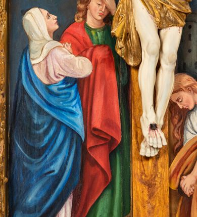 Zdjęcie nr 4: Krucyfiks w typie Cristo morte; postać  Chrystusa umarłego przybitego do krzyża trzema gwoździami. Sylwetka w delikatnym zwisie, o silnie zaznaczonej anatomii ciała, z podkreśloną linią żeber i zaznaczonymi śladami męki. Perizonium w formie tkaniny przewiązanej na sznurze na prawym boku, sięgające kolan i odsłaniające prawe udo. Twarz Jezusa podłużna opadająca na prawe ramię, okolona zarostem; oczy zamknięte, nos podłużny, usta delikatnie otwarte; włosy długie spływające na prawe ramię, na głowie zielona korona cierniowa. Krzyż drewniany, prosty. Nad głową Chrystusa zawieszona tabliczka w kształcie kartusza zdobionego ornamentem okuciowym z napisem „I.N.R.I.” Partie ciała polichromowane naturalistycznie, perizonium złocone.




