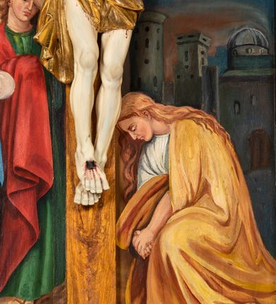 Zdjęcie nr 6: Krucyfiks w typie Cristo morte; postać  Chrystusa umarłego przybitego do krzyża trzema gwoździami. Sylwetka w delikatnym zwisie, o silnie zaznaczonej anatomii ciała, z podkreśloną linią żeber i zaznaczonymi śladami męki. Perizonium w formie tkaniny przewiązanej na sznurze na prawym boku, sięgające kolan i odsłaniające prawe udo. Twarz Jezusa podłużna opadająca na prawe ramię, okolona zarostem; oczy zamknięte, nos podłużny, usta delikatnie otwarte; włosy długie spływające na prawe ramię, na głowie zielona korona cierniowa. Krzyż drewniany, prosty. Nad głową Chrystusa zawieszona tabliczka w kształcie kartusza zdobionego ornamentem okuciowym z napisem „I.N.R.I.” Partie ciała polichromowane naturalistycznie, perizonium złocone.




