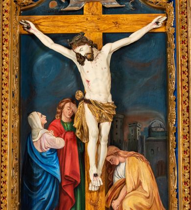 Zdjęcie nr 19: Krucyfiks w typie Cristo morte; postać  Chrystusa umarłego przybitego do krzyża trzema gwoździami. Sylwetka w delikatnym zwisie, o silnie zaznaczonej anatomii ciała, z podkreśloną linią żeber i zaznaczonymi śladami męki. Perizonium w formie tkaniny przewiązanej na sznurze na prawym boku, sięgające kolan i odsłaniające prawe udo. Twarz Jezusa podłużna opadająca na prawe ramię, okolona zarostem; oczy zamknięte, nos podłużny, usta delikatnie otwarte; włosy długie spływające na prawe ramię, na głowie zielona korona cierniowa. Krzyż drewniany, prosty. Nad głową Chrystusa zawieszona tabliczka w kształcie kartusza zdobionego ornamentem okuciowym z napisem „I.N.R.I.” Partie ciała polichromowane naturalistycznie, perizonium złocone.




