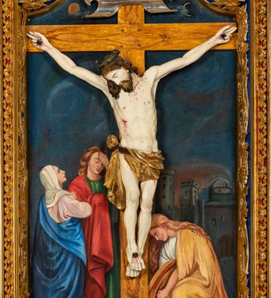 Zdjęcie nr 8: Krucyfiks w typie Cristo morte; postać  Chrystusa umarłego przybitego do krzyża trzema gwoździami. Sylwetka w delikatnym zwisie, o silnie zaznaczonej anatomii ciała, z podkreśloną linią żeber i zaznaczonymi śladami męki. Perizonium w formie tkaniny przewiązanej na sznurze na prawym boku, sięgające kolan i odsłaniające prawe udo. Twarz Jezusa podłużna opadająca na prawe ramię, okolona zarostem; oczy zamknięte, nos podłużny, usta delikatnie otwarte; włosy długie spływające na prawe ramię, na głowie zielona korona cierniowa. Krzyż drewniany, prosty. Nad głową Chrystusa zawieszona tabliczka w kształcie kartusza zdobionego ornamentem okuciowym z napisem „I.N.R.I.” Partie ciała polichromowane naturalistycznie, perizonium złocone.




