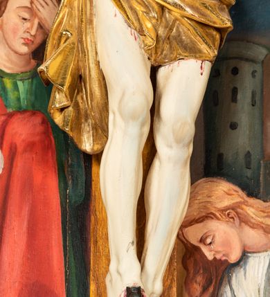 Zdjęcie nr 15: Krucyfiks w typie Cristo morte; postać  Chrystusa umarłego przybitego do krzyża trzema gwoździami. Sylwetka w delikatnym zwisie, o silnie zaznaczonej anatomii ciała, z podkreśloną linią żeber i zaznaczonymi śladami męki. Perizonium w formie tkaniny przewiązanej na sznurze na prawym boku, sięgające kolan i odsłaniające prawe udo. Twarz Jezusa podłużna opadająca na prawe ramię, okolona zarostem; oczy zamknięte, nos podłużny, usta delikatnie otwarte; włosy długie spływające na prawe ramię, na głowie zielona korona cierniowa. Krzyż drewniany, prosty. Nad głową Chrystusa zawieszona tabliczka w kształcie kartusza zdobionego ornamentem okuciowym z napisem „I.N.R.I.” Partie ciała polichromowane naturalistycznie, perizonium złocone.




