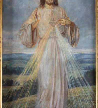 Zdjęcie nr 6: Nastawa ołtarzowa architektoniczna, jednoosiowa i jednokondygnacyjna. Ołtarz prostopadłościenny, drewniany z drewnianą mensą i z marmurowym portatylem. Antepedium w formie prostokąta ujętego profilowaną ramą. W polu płycina o narożach zdobionych płaskorzeźbioną dekoracją roślinną złożoną z liści stylizowanego akantu oraz umieszczonym w polu Barankiem Paschalnym na księdze z siedmioma pieczęciami na czerwonym tle w otoczeniu obłoków i promienistej glorii. Tabernakulum w kształcie prostopadłościennej skrzynki na niskim cokole, flankowane dwiema kolumnami ustawionymi pod kątem, zamknięte od góry prostym belkowaniem, pośrodku nadwieszonym. Na drzwiczkach płycina w kształcie stojącego prostokąta, zamkniętego łukiem półkolistym, ujęta profilowaną ramą, w polu umieszczony jest płaskorzeźbiony kielich z hostią.

Retabulum ustawione na podwójnym cokole, flankowane parą zdwojonych pilastrów i ustawionych przed nimi dwiema kolumnami. Podpory dźwigają wyłamane na osi belkowanie z ustawionymi na bokach rzeźbami aniołków, które trzymają w dłoniach pastorał oraz infułę. Kolumny wspierają się na bazach, trzony mają gładkie i złocone, a kapitele kompozytowe. Po bokach ołtarza na niskich cokołach ustawione są rzeźby: św. Piotra po lewej i św. Pawła po prawej stronie. W polu, w głębokiej wnęce ujętej szeroką, profilowaną ramą umieszczony jest obraz Najświętszego Serca Pana Jezusa. Wnęka od wewnątrz zdobiona płaskorzeźbioną winną latoroślą. Cokół dekorowany jest prostokątnymi płycinami, po bokach wypełnionymi stylizowanym akantem, a pośrodku gablotką z wotami. Belkowanie zdobione wicią z liści akantu oraz rozetami na impostach. W zwieńczeniu monumentalna promienista gloria złożona z wiązek promieni o nierównej długości z monogramem maryjnym na niebieskim tle w polu, otoczonym wieńcem z obłoków. Struktura polichromowana w kolorze jasnego, delikatnego fioletu, płyciny, filary i detale w odcieniu delikatnie ciemniejszym; ornamentyka i profilowania złocone i srebrzone.
