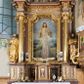 Zdjęcie nr 1: Nastawa ołtarzowa architektoniczna, jednoosiowa i jednokondygnacyjna. Ołtarz prostopadłościenny, drewniany z drewnianą mensą i z marmurowym portatylem. Antepedium w formie prostokąta ujętego profilowaną ramą. W polu płycina o narożach zdobionych płaskorzeźbioną dekoracją roślinną złożoną z liści stylizowanego akantu oraz umieszczonym w polu Barankiem Paschalnym na księdze z siedmioma pieczęciami na czerwonym tle w otoczeniu obłoków i promienistej glorii. Tabernakulum w kształcie prostopadłościennej skrzynki na niskim cokole, flankowane dwiema kolumnami ustawionymi pod kątem, zamknięte od góry prostym belkowaniem, pośrodku nadwieszonym. Na drzwiczkach płycina w kształcie stojącego prostokąta, zamkniętego łukiem półkolistym, ujęta profilowaną ramą, w polu umieszczony jest płaskorzeźbiony kielich z hostią.

Retabulum ustawione na podwójnym cokole, flankowane parą zdwojonych pilastrów i ustawionych przed nimi dwiema kolumnami. Podpory dźwigają wyłamane na osi belkowanie z ustawionymi na bokach rzeźbami aniołków, które trzymają w dłoniach pastorał oraz infułę. Kolumny wspierają się na bazach, trzony mają gładkie i złocone, a kapitele kompozytowe. Po bokach ołtarza na niskich cokołach ustawione są rzeźby: św. Piotra po lewej i św. Pawła po prawej stronie. W polu, w głębokiej wnęce ujętej szeroką, profilowaną ramą umieszczony jest obraz Najświętszego Serca Pana Jezusa. Wnęka od wewnątrz zdobiona płaskorzeźbioną winną latoroślą. Cokół dekorowany jest prostokątnymi płycinami, po bokach wypełnionymi stylizowanym akantem, a pośrodku gablotką z wotami. Belkowanie zdobione wicią z liści akantu oraz rozetami na impostach. W zwieńczeniu monumentalna promienista gloria złożona z wiązek promieni o nierównej długości z monogramem maryjnym na niebieskim tle w polu, otoczonym wieńcem z obłoków. Struktura polichromowana w kolorze jasnego, delikatnego fioletu, płyciny, filary i detale w odcieniu delikatnie ciemniejszym; ornamentyka i profilowania złocone i srebrzone.
