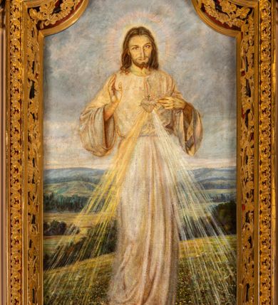 Zdjęcie nr 5: Nastawa ołtarzowa architektoniczna, jednoosiowa i jednokondygnacyjna. Ołtarz prostopadłościenny, drewniany z drewnianą mensą i z marmurowym portatylem. Antepedium w formie prostokąta ujętego profilowaną ramą. W polu płycina o narożach zdobionych płaskorzeźbioną dekoracją roślinną złożoną z liści stylizowanego akantu oraz umieszczonym w polu Barankiem Paschalnym na księdze z siedmioma pieczęciami na czerwonym tle w otoczeniu obłoków i promienistej glorii. Tabernakulum w kształcie prostopadłościennej skrzynki na niskim cokole, flankowane dwiema kolumnami ustawionymi pod kątem, zamknięte od góry prostym belkowaniem, pośrodku nadwieszonym. Na drzwiczkach płycina w kształcie stojącego prostokąta, zamkniętego łukiem półkolistym, ujęta profilowaną ramą, w polu umieszczony jest płaskorzeźbiony kielich z hostią.

Retabulum ustawione na podwójnym cokole, flankowane parą zdwojonych pilastrów i ustawionych przed nimi dwiema kolumnami. Podpory dźwigają wyłamane na osi belkowanie z ustawionymi na bokach rzeźbami aniołków, które trzymają w dłoniach pastorał oraz infułę. Kolumny wspierają się na bazach, trzony mają gładkie i złocone, a kapitele kompozytowe. Po bokach ołtarza na niskich cokołach ustawione są rzeźby: św. Piotra po lewej i św. Pawła po prawej stronie. W polu, w głębokiej wnęce ujętej szeroką, profilowaną ramą umieszczony jest obraz Najświętszego Serca Pana Jezusa. Wnęka od wewnątrz zdobiona płaskorzeźbioną winną latoroślą. Cokół dekorowany jest prostokątnymi płycinami, po bokach wypełnionymi stylizowanym akantem, a pośrodku gablotką z wotami. Belkowanie zdobione wicią z liści akantu oraz rozetami na impostach. W zwieńczeniu monumentalna promienista gloria złożona z wiązek promieni o nierównej długości z monogramem maryjnym na niebieskim tle w polu, otoczonym wieńcem z obłoków. Struktura polichromowana w kolorze jasnego, delikatnego fioletu, płyciny, filary i detale w odcieniu delikatnie ciemniejszym; ornamentyka i profilowania złocone i srebrzone.
