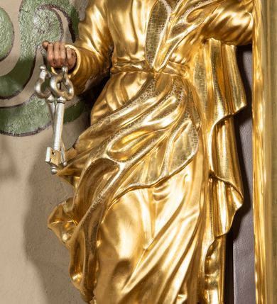 Zdjęcie nr 12: Nastawa ołtarzowa architektoniczna, jednoosiowa i jednokondygnacyjna. Ołtarz prostopadłościenny, drewniany z drewnianą mensą i z marmurowym portatylem. Antepedium w formie prostokąta ujętego profilowaną ramą. W polu płycina o narożach zdobionych płaskorzeźbioną dekoracją roślinną złożoną z liści stylizowanego akantu oraz umieszczonym w polu Barankiem Paschalnym na księdze z siedmioma pieczęciami na czerwonym tle w otoczeniu obłoków i promienistej glorii. Tabernakulum w kształcie prostopadłościennej skrzynki na niskim cokole, flankowane dwiema kolumnami ustawionymi pod kątem, zamknięte od góry prostym belkowaniem, pośrodku nadwieszonym. Na drzwiczkach płycina w kształcie stojącego prostokąta, zamkniętego łukiem półkolistym, ujęta profilowaną ramą, w polu umieszczony jest płaskorzeźbiony kielich z hostią.

Retabulum ustawione na podwójnym cokole, flankowane parą zdwojonych pilastrów i ustawionych przed nimi dwiema kolumnami. Podpory dźwigają wyłamane na osi belkowanie z ustawionymi na bokach rzeźbami aniołków, które trzymają w dłoniach pastorał oraz infułę. Kolumny wspierają się na bazach, trzony mają gładkie i złocone, a kapitele kompozytowe. Po bokach ołtarza na niskich cokołach ustawione są rzeźby: św. Piotra po lewej i św. Pawła po prawej stronie. W polu, w głębokiej wnęce ujętej szeroką, profilowaną ramą umieszczony jest obraz Najświętszego Serca Pana Jezusa. Wnęka od wewnątrz zdobiona płaskorzeźbioną winną latoroślą. Cokół dekorowany jest prostokątnymi płycinami, po bokach wypełnionymi stylizowanym akantem, a pośrodku gablotką z wotami. Belkowanie zdobione wicią z liści akantu oraz rozetami na impostach. W zwieńczeniu monumentalna promienista gloria złożona z wiązek promieni o nierównej długości z monogramem maryjnym na niebieskim tle w polu, otoczonym wieńcem z obłoków. Struktura polichromowana w kolorze jasnego, delikatnego fioletu, płyciny, filary i detale w odcieniu delikatnie ciemniejszym; ornamentyka i profilowania złocone i srebrzone.
