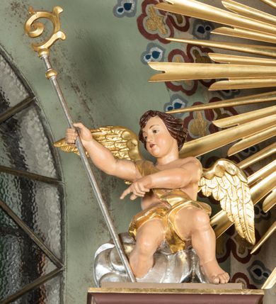 Zdjęcie nr 18: Nastawa ołtarzowa architektoniczna, jednoosiowa i jednokondygnacyjna. Ołtarz prostopadłościenny, drewniany z drewnianą mensą i z marmurowym portatylem. Antepedium w formie prostokąta ujętego profilowaną ramą. W polu płycina o narożach zdobionych płaskorzeźbioną dekoracją roślinną złożoną z liści stylizowanego akantu oraz umieszczonym w polu Barankiem Paschalnym na księdze z siedmioma pieczęciami na czerwonym tle w otoczeniu obłoków i promienistej glorii. Tabernakulum w kształcie prostopadłościennej skrzynki na niskim cokole, flankowane dwiema kolumnami ustawionymi pod kątem, zamknięte od góry prostym belkowaniem, pośrodku nadwieszonym. Na drzwiczkach płycina w kształcie stojącego prostokąta, zamkniętego łukiem półkolistym, ujęta profilowaną ramą, w polu umieszczony jest płaskorzeźbiony kielich z hostią.

Retabulum ustawione na podwójnym cokole, flankowane parą zdwojonych pilastrów i ustawionych przed nimi dwiema kolumnami. Podpory dźwigają wyłamane na osi belkowanie z ustawionymi na bokach rzeźbami aniołków, które trzymają w dłoniach pastorał oraz infułę. Kolumny wspierają się na bazach, trzony mają gładkie i złocone, a kapitele kompozytowe. Po bokach ołtarza na niskich cokołach ustawione są rzeźby: św. Piotra po lewej i św. Pawła po prawej stronie. W polu, w głębokiej wnęce ujętej szeroką, profilowaną ramą umieszczony jest obraz Najświętszego Serca Pana Jezusa. Wnęka od wewnątrz zdobiona płaskorzeźbioną winną latoroślą. Cokół dekorowany jest prostokątnymi płycinami, po bokach wypełnionymi stylizowanym akantem, a pośrodku gablotką z wotami. Belkowanie zdobione wicią z liści akantu oraz rozetami na impostach. W zwieńczeniu monumentalna promienista gloria złożona z wiązek promieni o nierównej długości z monogramem maryjnym na niebieskim tle w polu, otoczonym wieńcem z obłoków. Struktura polichromowana w kolorze jasnego, delikatnego fioletu, płyciny, filary i detale w odcieniu delikatnie ciemniejszym; ornamentyka i profilowania złocone i srebrzone.
