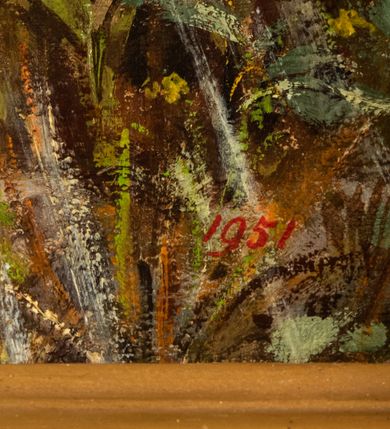 Zdjęcie nr 6: Obraz w kształcie stojącego prostokąta o wklęsłych górnych narożach z przedstawieniem Najświętszego Serca Jezusa. W centrum kompozycji ukazany jest Jezus w całej postaci, prawą ręką czyni gest błogosławieństwa, lewą wskazuje na gorejące na piersi serce. Twarz podłużna z długim i wąskim nosem, dużymi oczami, okolona krótką brodą, rozdzieloną na dwa, małe pukle. Włosy długie, ciemnobrązowe, z przedziałkiem pośrodku, opadające na plecy i ramiona bujnymi falami. Jezus ubrany jest w długą, jasną suknię, przewiązaną w talii. Na dłoniach i stopach ma widoczne ślady męki. Wokół głowy ma okrągły nimb. Od serca oplecionego koroną cierniową odchodzą dwa strumienie promieni, po lewej złoty, a po prawej biały. Chrystus ukazany został na kwitnącej łące, w oddali widoczny jest polny krajobraz i jasne niebo. Kolorystyka pastelowa, miękki i delikatny modelunek. W dolnej części kompozycji złota banderola z napisem „JEZU UFAM TOBIE”. W dolnym, lewym narożu sygnatura: „A(dolf) Hyła”, a po prawej data „1951”. Rama wnęki drewniana, szeroka, profilowana, zdobiona winną latoroślą. 

