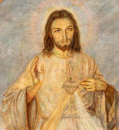 Zdjęcie nr 1: Obraz w kształcie stojącego prostokąta o wklęsłych górnych narożach z przedstawieniem Najświętszego Serca Jezusa. W centrum kompozycji ukazany jest Jezus w całej postaci, prawą ręką czyni gest błogosławieństwa, lewą wskazuje na gorejące na piersi serce. Twarz podłużna z długim i wąskim nosem, dużymi oczami, okolona krótką brodą, rozdzieloną na dwa, małe pukle. Włosy długie, ciemnobrązowe, z przedziałkiem pośrodku, opadające na plecy i ramiona bujnymi falami. Jezus ubrany jest w długą, jasną suknię, przewiązaną w talii. Na dłoniach i stopach ma widoczne ślady męki. Wokół głowy ma okrągły nimb. Od serca oplecionego koroną cierniową odchodzą dwa strumienie promieni, po lewej złoty, a po prawej biały. Chrystus ukazany został na kwitnącej łące, w oddali widoczny jest polny krajobraz i jasne niebo. Kolorystyka pastelowa, miękki i delikatny modelunek. W dolnej części kompozycji złota banderola z napisem „JEZU UFAM TOBIE”. W dolnym, lewym narożu sygnatura: „A(dolf) Hyła”, a po prawej data „1951”. Rama wnęki drewniana, szeroka, profilowana, zdobiona winną latoroślą. 

