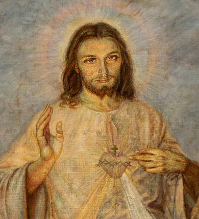 Zdjęcie nr 4: Obraz w kształcie stojącego prostokąta o wklęsłych górnych narożach z przedstawieniem Najświętszego Serca Jezusa. W centrum kompozycji ukazany jest Jezus w całej postaci, prawą ręką czyni gest błogosławieństwa, lewą wskazuje na gorejące na piersi serce. Twarz podłużna z długim i wąskim nosem, dużymi oczami, okolona krótką brodą, rozdzieloną na dwa, małe pukle. Włosy długie, ciemnobrązowe, z przedziałkiem pośrodku, opadające na plecy i ramiona bujnymi falami. Jezus ubrany jest w długą, jasną suknię, przewiązaną w talii. Na dłoniach i stopach ma widoczne ślady męki. Wokół głowy ma okrągły nimb. Od serca oplecionego koroną cierniową odchodzą dwa strumienie promieni, po lewej złoty, a po prawej biały. Chrystus ukazany został na kwitnącej łące, w oddali widoczny jest polny krajobraz i jasne niebo. Kolorystyka pastelowa, miękki i delikatny modelunek. W dolnej części kompozycji złota banderola z napisem „JEZU UFAM TOBIE”. W dolnym, lewym narożu sygnatura: „A(dolf) Hyła”, a po prawej data „1951”. Rama wnęki drewniana, szeroka, profilowana, zdobiona winną latoroślą. 

