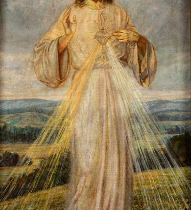 Zdjęcie nr 2: Obraz w kształcie stojącego prostokąta o wklęsłych górnych narożach z przedstawieniem Najświętszego Serca Jezusa. W centrum kompozycji ukazany jest Jezus w całej postaci, prawą ręką czyni gest błogosławieństwa, lewą wskazuje na gorejące na piersi serce. Twarz podłużna z długim i wąskim nosem, dużymi oczami, okolona krótką brodą, rozdzieloną na dwa, małe pukle. Włosy długie, ciemnobrązowe, z przedziałkiem pośrodku, opadające na plecy i ramiona bujnymi falami. Jezus ubrany jest w długą, jasną suknię, przewiązaną w talii. Na dłoniach i stopach ma widoczne ślady męki. Wokół głowy ma okrągły nimb. Od serca oplecionego koroną cierniową odchodzą dwa strumienie promieni, po lewej złoty, a po prawej biały. Chrystus ukazany został na kwitnącej łące, w oddali widoczny jest polny krajobraz i jasne niebo. Kolorystyka pastelowa, miękki i delikatny modelunek. W dolnej części kompozycji złota banderola z napisem „JEZU UFAM TOBIE”. W dolnym, lewym narożu sygnatura: „A(dolf) Hyła”, a po prawej data „1951”. Rama wnęki drewniana, szeroka, profilowana, zdobiona winną latoroślą. 

