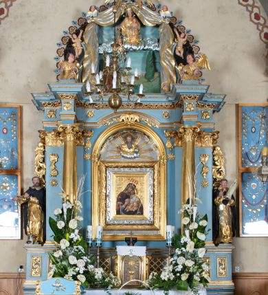 Zdjęcie nr 1: Ołtarz architektoniczny, jednoosiowy, jednokondygnacyjny ze zwieńczeniem. Mensa w kształcie nieregularnego prostopadłościanu, poprzedzona dwoma stopniami. Antepedium w formie prostokątnej płyciny, wewnątrz której w narożach są stylizowane dekoracje kwiatowe, a pośrodku równoramienna gwiazda w kartuszu. Tabernakulum w kształcie prostokątnej skrzynki, flankowane w narożach ustawionymi pod kątem pilastrami w formie liści, podtrzymującymi wyłamujący się gzyms. Drzwiczki zamknięte półkoliście z aplikowanym motywem kielicha oraz medalionem z napisem IHS w niewielkiej glorii. Drzwiczki obite srebrzoną blachą, boki i dekoracje złocone, gzyms w kolorze jasnoniebieskim. 

Cokół nastawy zdobiony kratkowaniem, a po bokach prostokątnymi płycinami ze stylizowaną dekoracją akantową. Retabulum flankowane zdwojoną parą pilastrów i stojącą przed nimi parą kolumn. Podpory dźwigają wyłamane na osi belkowanie. Kolumny ustawione na bazach, trzony gładkie i złocone, wybrzuszone pośrodku, kapitele kompozytowe. W polu głównym w niszy zamkniętej półkolistym łukiem umieszczony jest obraz Matki Boskiej z Dzieciątkiem, a powyżej rzeźba Boga Ojca. Na boku ołtarza znajdują się rzeźby: św. Dominika po lewej i św. Jacka po prawej stronie. Na belkowaniu usadzona jest para aniołków. Zwieńczenie o fantazyjnym kształcie zbliżonym do stojącego prostokąta z płaskorzeźbioną sceną ofiarowania szkaplerza św. Szymonowi Stockowi. U góry zwieńczenia podpięta srebrzona kotara o złoconym brzegu, spływająca na jego boki zwieńczenia. W górnej partii, po bokach para aniołków z wzniesionymi do góry rękami oraz dwie uskrzydlone główki anielskie. Na szczycie nastawy zatknięta jest promienista gloria złożona z wiązek promieni o nierównej długości z monogramem maryjnym otoczonym przez wieniec z obłoków w polu. Po bokach nastawy ołtarzowej umieszczone są uszaki utworzone ze stylizowanego akantu. Polichromia ołtarza w kolorze jasnoniebieskim, dekoracje ornamentalne oraz detale złocone i srebrzone. 
