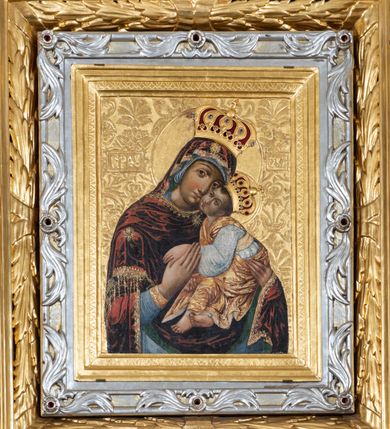 Zdjęcie nr 6: Ołtarz architektoniczny, jednoosiowy, jednokondygnacyjny ze zwieńczeniem. Mensa w kształcie nieregularnego prostopadłościanu, poprzedzona dwoma stopniami. Antepedium w formie prostokątnej płyciny, wewnątrz której w narożach są stylizowane dekoracje kwiatowe, a pośrodku równoramienna gwiazda w kartuszu. Tabernakulum w kształcie prostokątnej skrzynki, flankowane w narożach ustawionymi pod kątem pilastrami w formie liści, podtrzymującymi wyłamujący się gzyms. Drzwiczki zamknięte półkoliście z aplikowanym motywem kielicha oraz medalionem z napisem IHS w niewielkiej glorii. Drzwiczki obite srebrzoną blachą, boki i dekoracje złocone, gzyms w kolorze jasnoniebieskim. 

Cokół nastawy zdobiony kratkowaniem, a po bokach prostokątnymi płycinami ze stylizowaną dekoracją akantową. Retabulum flankowane zdwojoną parą pilastrów i stojącą przed nimi parą kolumn. Podpory dźwigają wyłamane na osi belkowanie. Kolumny ustawione na bazach, trzony gładkie i złocone, wybrzuszone pośrodku, kapitele kompozytowe. W polu głównym w niszy zamkniętej półkolistym łukiem umieszczony jest obraz Matki Boskiej z Dzieciątkiem, a powyżej rzeźba Boga Ojca. Na boku ołtarza znajdują się rzeźby: św. Dominika po lewej i św. Jacka po prawej stronie. Na belkowaniu usadzona jest para aniołków. Zwieńczenie o fantazyjnym kształcie zbliżonym do stojącego prostokąta z płaskorzeźbioną sceną ofiarowania szkaplerza św. Szymonowi Stockowi. U góry zwieńczenia podpięta srebrzona kotara o złoconym brzegu, spływająca na jego boki zwieńczenia. W górnej partii, po bokach para aniołków z wzniesionymi do góry rękami oraz dwie uskrzydlone główki anielskie. Na szczycie nastawy zatknięta jest promienista gloria złożona z wiązek promieni o nierównej długości z monogramem maryjnym otoczonym przez wieniec z obłoków w polu. Po bokach nastawy ołtarzowej umieszczone są uszaki utworzone ze stylizowanego akantu. Polichromia ołtarza w kolorze jasnoniebieskim, dekoracje ornamentalne oraz detale złocone i srebrzone. 
