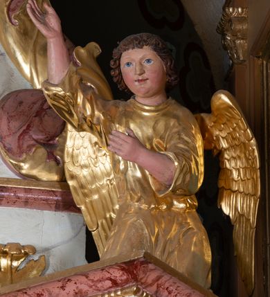 Zdjęcie nr 16: Ołtarz architektoniczny, jednoosiowy, jednokondygnacyjny ze zwieńczeniem. Mensa w kształcie nieregularnego prostopadłościanu, poprzedzona dwoma stopniami. Antepedium w formie prostokątnej płyciny, wewnątrz której w narożach są stylizowane dekoracje kwiatowe, a pośrodku równoramienna gwiazda w kartuszu. Tabernakulum w kształcie prostokątnej skrzynki, flankowane w narożach ustawionymi pod kątem pilastrami w formie liści, podtrzymującymi wyłamujący się gzyms. Drzwiczki zamknięte półkoliście z aplikowanym motywem kielicha oraz medalionem z napisem IHS w niewielkiej glorii. Drzwiczki obite srebrzoną blachą, boki i dekoracje złocone, gzyms w kolorze jasnoniebieskim. 

Cokół nastawy zdobiony kratkowaniem, a po bokach prostokątnymi płycinami ze stylizowaną dekoracją akantową. Retabulum flankowane zdwojoną parą pilastrów i stojącą przed nimi parą kolumn. Podpory dźwigają wyłamane na osi belkowanie. Kolumny ustawione na bazach, trzony gładkie i złocone, wybrzuszone pośrodku, kapitele kompozytowe. W polu głównym w niszy zamkniętej półkolistym łukiem umieszczony jest obraz Matki Boskiej z Dzieciątkiem, a powyżej rzeźba Boga Ojca. Na boku ołtarza znajdują się rzeźby: św. Dominika po lewej i św. Jacka po prawej stronie. Na belkowaniu usadzona jest para aniołków. Zwieńczenie o fantazyjnym kształcie zbliżonym do stojącego prostokąta z płaskorzeźbioną sceną ofiarowania szkaplerza św. Szymonowi Stockowi. U góry zwieńczenia podpięta srebrzona kotara o złoconym brzegu, spływająca na jego boki zwieńczenia. W górnej partii, po bokach para aniołków z wzniesionymi do góry rękami oraz dwie uskrzydlone główki anielskie. Na szczycie nastawy zatknięta jest promienista gloria złożona z wiązek promieni o nierównej długości z monogramem maryjnym otoczonym przez wieniec z obłoków w polu. Po bokach nastawy ołtarzowej umieszczone są uszaki utworzone ze stylizowanego akantu. Polichromia ołtarza w kolorze jasnoniebieskim, dekoracje ornamentalne oraz detale złocone i srebrzone. 
