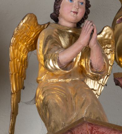 Zdjęcie nr 17: Ołtarz architektoniczny, jednoosiowy, jednokondygnacyjny ze zwieńczeniem. Mensa w kształcie nieregularnego prostopadłościanu, poprzedzona dwoma stopniami. Antepedium w formie prostokątnej płyciny, wewnątrz której w narożach są stylizowane dekoracje kwiatowe, a pośrodku równoramienna gwiazda w kartuszu. Tabernakulum w kształcie prostokątnej skrzynki, flankowane w narożach ustawionymi pod kątem pilastrami w formie liści, podtrzymującymi wyłamujący się gzyms. Drzwiczki zamknięte półkoliście z aplikowanym motywem kielicha oraz medalionem z napisem IHS w niewielkiej glorii. Drzwiczki obite srebrzoną blachą, boki i dekoracje złocone, gzyms w kolorze jasnoniebieskim. 

Cokół nastawy zdobiony kratkowaniem, a po bokach prostokątnymi płycinami ze stylizowaną dekoracją akantową. Retabulum flankowane zdwojoną parą pilastrów i stojącą przed nimi parą kolumn. Podpory dźwigają wyłamane na osi belkowanie. Kolumny ustawione na bazach, trzony gładkie i złocone, wybrzuszone pośrodku, kapitele kompozytowe. W polu głównym w niszy zamkniętej półkolistym łukiem umieszczony jest obraz Matki Boskiej z Dzieciątkiem, a powyżej rzeźba Boga Ojca. Na boku ołtarza znajdują się rzeźby: św. Dominika po lewej i św. Jacka po prawej stronie. Na belkowaniu usadzona jest para aniołków. Zwieńczenie o fantazyjnym kształcie zbliżonym do stojącego prostokąta z płaskorzeźbioną sceną ofiarowania szkaplerza św. Szymonowi Stockowi. U góry zwieńczenia podpięta srebrzona kotara o złoconym brzegu, spływająca na jego boki zwieńczenia. W górnej partii, po bokach para aniołków z wzniesionymi do góry rękami oraz dwie uskrzydlone główki anielskie. Na szczycie nastawy zatknięta jest promienista gloria złożona z wiązek promieni o nierównej długości z monogramem maryjnym otoczonym przez wieniec z obłoków w polu. Po bokach nastawy ołtarzowej umieszczone są uszaki utworzone ze stylizowanego akantu. Polichromia ołtarza w kolorze jasnoniebieskim, dekoracje ornamentalne oraz detale złocone i srebrzone. 
