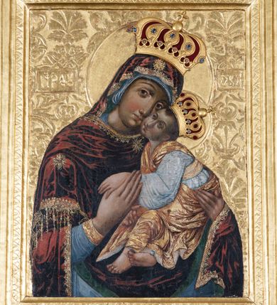 Zdjęcie nr 8: Ołtarz architektoniczny, jednoosiowy, jednokondygnacyjny ze zwieńczeniem. Mensa w kształcie nieregularnego prostopadłościanu, poprzedzona dwoma stopniami. Antepedium w formie prostokątnej płyciny, wewnątrz której w narożach są stylizowane dekoracje kwiatowe, a pośrodku równoramienna gwiazda w kartuszu. Tabernakulum w kształcie prostokątnej skrzynki, flankowane w narożach ustawionymi pod kątem pilastrami w formie liści, podtrzymującymi wyłamujący się gzyms. Drzwiczki zamknięte półkoliście z aplikowanym motywem kielicha oraz medalionem z napisem IHS w niewielkiej glorii. Drzwiczki obite srebrzoną blachą, boki i dekoracje złocone, gzyms w kolorze jasnoniebieskim. 

Cokół nastawy zdobiony kratkowaniem, a po bokach prostokątnymi płycinami ze stylizowaną dekoracją akantową. Retabulum flankowane zdwojoną parą pilastrów i stojącą przed nimi parą kolumn. Podpory dźwigają wyłamane na osi belkowanie. Kolumny ustawione na bazach, trzony gładkie i złocone, wybrzuszone pośrodku, kapitele kompozytowe. W polu głównym w niszy zamkniętej półkolistym łukiem umieszczony jest obraz Matki Boskiej z Dzieciątkiem, a powyżej rzeźba Boga Ojca. Na boku ołtarza znajdują się rzeźby: św. Dominika po lewej i św. Jacka po prawej stronie. Na belkowaniu usadzona jest para aniołków. Zwieńczenie o fantazyjnym kształcie zbliżonym do stojącego prostokąta z płaskorzeźbioną sceną ofiarowania szkaplerza św. Szymonowi Stockowi. U góry zwieńczenia podpięta srebrzona kotara o złoconym brzegu, spływająca na jego boki zwieńczenia. W górnej partii, po bokach para aniołków z wzniesionymi do góry rękami oraz dwie uskrzydlone główki anielskie. Na szczycie nastawy zatknięta jest promienista gloria złożona z wiązek promieni o nierównej długości z monogramem maryjnym otoczonym przez wieniec z obłoków w polu. Po bokach nastawy ołtarzowej umieszczone są uszaki utworzone ze stylizowanego akantu. Polichromia ołtarza w kolorze jasnoniebieskim, dekoracje ornamentalne oraz detale złocone i srebrzone. 
