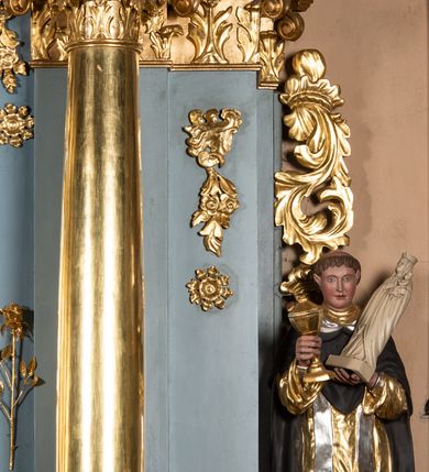 Zdjęcie nr 33: Ołtarz architektoniczny, jednoosiowy, jednokondygnacyjny ze zwieńczeniem. Mensa w kształcie nieregularnego prostopadłościanu, poprzedzona dwoma stopniami. Antepedium w formie prostokątnej płyciny, wewnątrz której w narożach są stylizowane dekoracje kwiatowe, a pośrodku równoramienna gwiazda w kartuszu. Tabernakulum w kształcie prostokątnej skrzynki, flankowane w narożach ustawionymi pod kątem pilastrami w formie liści, podtrzymującymi wyłamujący się gzyms. Drzwiczki zamknięte półkoliście z aplikowanym motywem kielicha oraz medalionem z napisem IHS w niewielkiej glorii. Drzwiczki obite srebrzoną blachą, boki i dekoracje złocone, gzyms w kolorze jasnoniebieskim. 

Cokół nastawy zdobiony kratkowaniem, a po bokach prostokątnymi płycinami ze stylizowaną dekoracją akantową. Retabulum flankowane zdwojoną parą pilastrów i stojącą przed nimi parą kolumn. Podpory dźwigają wyłamane na osi belkowanie. Kolumny ustawione na bazach, trzony gładkie i złocone, wybrzuszone pośrodku, kapitele kompozytowe. W polu głównym w niszy zamkniętej półkolistym łukiem umieszczony jest obraz Matki Boskiej z Dzieciątkiem, a powyżej rzeźba Boga Ojca. Na boku ołtarza znajdują się rzeźby: św. Dominika po lewej i św. Jacka po prawej stronie. Na belkowaniu usadzona jest para aniołków. Zwieńczenie o fantazyjnym kształcie zbliżonym do stojącego prostokąta z płaskorzeźbioną sceną ofiarowania szkaplerza św. Szymonowi Stockowi. U góry zwieńczenia podpięta srebrzona kotara o złoconym brzegu, spływająca na jego boki zwieńczenia. W górnej partii, po bokach para aniołków z wzniesionymi do góry rękami oraz dwie uskrzydlone główki anielskie. Na szczycie nastawy zatknięta jest promienista gloria złożona z wiązek promieni o nierównej długości z monogramem maryjnym otoczonym przez wieniec z obłoków w polu. Po bokach nastawy ołtarzowej umieszczone są uszaki utworzone ze stylizowanego akantu. Polichromia ołtarza w kolorze jasnoniebieskim, dekoracje ornamentalne oraz detale złocone i srebrzone. 
