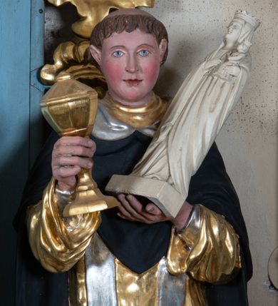 Zdjęcie nr 1: Rzeźba św. Jacka ustawiona na niskim, dwustrefowym cokole. Święty ukazany frontalnie z figurką Matki Boskiej w lewej ręce i puszką na komunikanty w prawej. Twarz pełna z długim nosem i małymi oczami o silnie zarumienionych policzkach; na głowie tonsura. Święty ubrany jest w złocony habit dominikański, czarny płaszcz ze srebrzonym kapturem oraz srebrzoną, długą stułę sięgającą, aż do kolan; na stopach ma założone czarne, pełne buty. Polichromia w odsłoniętych partiach ciała naturalistyczna, puszka złocona, figurka Matki Boskiej polichromowana w kolorze kości słoniowej.

