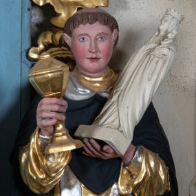 Zdjęcie nr 1: Rzeźba św. Jacka ustawiona na niskim, dwustrefowym cokole. Święty ukazany frontalnie z figurką Matki Boskiej w lewej ręce i puszką na komunikanty w prawej. Twarz pełna z długim nosem i małymi oczami o silnie zarumienionych policzkach; na głowie tonsura. Święty ubrany jest w złocony habit dominikański, czarny płaszcz ze srebrzonym kapturem oraz srebrzoną, długą stułę sięgającą, aż do kolan; na stopach ma założone czarne, pełne buty. Polichromia w odsłoniętych partiach ciała naturalistyczna, puszka złocona, figurka Matki Boskiej polichromowana w kolorze kości słoniowej.

