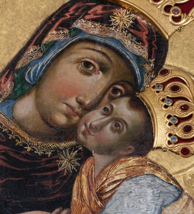 Zdjęcie nr 4: Obraz Matki Boskiej z Dzieciątkiem w kształcie stojącego prostokąta. Maria ukazana w półpostaci, delikatnie zwrócona w lewo z Dzieciątkiem Jezus na lewym ręku, z głową przytuloną do jego twarzy, prawą dłonią trzymająca jego lewą rączkę. Twarz Marii pełna, nos długi, duże i brązowe oczy oraz drobne usta. Ubrana jest w niebieską suknię z długimi rękawami, ozdobioną na brzegu złoconą bordiurą oraz ciemnoczerwony maforion , malowanym światłocieniowo z zieloną podszewką i z lewą połą zarzuconą na prawe ramię. Płaszcz ozdobiony jest trzema gwiazdami: na czole, na dekolcie po lewej stronie i na prawym ramieniu; a na brzegach dekorowany jest ozdobną lamówką z filigranowymi frędzlami. Dzieciątko siedzi na ramieniu Matki, zwrócone trzy czwarte w prawo, ma skrzyżowane nóżki, a lewą rękę trzyma w prawej dłoni Matki Boskiej. Ubrane jest w srebrną sukienkę z długimi i szerokimi rękawami, przewiązaną w talii jasnobeżową tkaniną oraz złoconą szatę wierzchnią, bez rękawów, skrzyżowaną na piersi, ozdobioną szrafowaniem. Twarz Jezusa pełna o pucułowatych policzkach i podkreślonych podbródku z długim nosem, małymi ustami i dużymi ciemnymi oczami. Karnacje obu postaci ciemne z zarumienionymi policzkami. Na głowach mają założone pełne korony zdobione fioletowymi, niebieskimi i czerwonymi kamieniami; a wokół głów koliste i złocone nimby. Na wysokości głowy Matki Bożej, po lewej stronie znajdują się tłoczone abrewiacje: „MP ΘY”, a po prawej: „IX XC”.  Ornament tła wyciskany w gruncie, złocony o układzie kandelabrowym, roślinnym z motyw palmetowym. Na odwrociu napis: „obraz podług trad(ycji) z IX w(wieku) konserw(owany) z XIV w(ieku), odnow(iony) i zakonserw(owany) 1963 kons(erwator) Zawadzki T(adeusz) Dzierża z Kr(akowa) Prob(oszcz) X(iądz) J(ózef) Długopolski kość. Mika Fr.” Wizerunek umieszczony jest w złoconej, profilowanej ramie, od wewnątrz zdobionej pasem kimationu.

