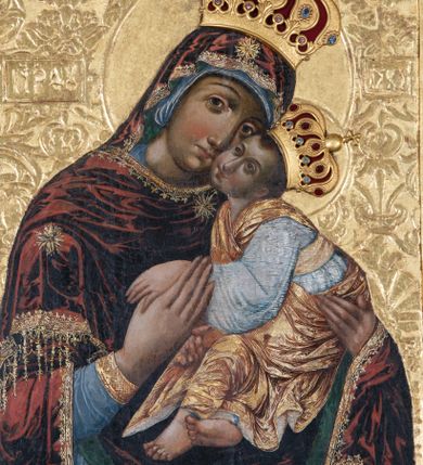 Zdjęcie nr 1: Obraz Matki Boskiej z Dzieciątkiem w kształcie stojącego prostokąta. Maria ukazana w półpostaci, delikatnie zwrócona w lewo z Dzieciątkiem Jezus na lewym ręku, z głową przytuloną do jego twarzy, prawą dłonią trzymająca jego lewą rączkę. Twarz Marii pełna, nos długi, duże i brązowe oczy oraz drobne usta. Ubrana jest w niebieską suknię z długimi rękawami, ozdobioną na brzegu złoconą bordiurą oraz ciemnoczerwony maforion , malowanym światłocieniowo z zieloną podszewką i z lewą połą zarzuconą na prawe ramię. Płaszcz ozdobiony jest trzema gwiazdami: na czole, na dekolcie po lewej stronie i na prawym ramieniu; a na brzegach dekorowany jest ozdobną lamówką z filigranowymi frędzlami. Dzieciątko siedzi na ramieniu Matki, zwrócone trzy czwarte w prawo, ma skrzyżowane nóżki, a lewą rękę trzyma w prawej dłoni Matki Boskiej. Ubrane jest w srebrną sukienkę z długimi i szerokimi rękawami, przewiązaną w talii jasnobeżową tkaniną oraz złoconą szatę wierzchnią, bez rękawów, skrzyżowaną na piersi, ozdobioną szrafowaniem. Twarz Jezusa pełna o pucułowatych policzkach i podkreślonych podbródku z długim nosem, małymi ustami i dużymi ciemnymi oczami. Karnacje obu postaci ciemne z zarumienionymi policzkami. Na głowach mają założone pełne korony zdobione fioletowymi, niebieskimi i czerwonymi kamieniami; a wokół głów koliste i złocone nimby. Na wysokości głowy Matki Bożej, po lewej stronie znajdują się tłoczone abrewiacje: „MP ΘY”, a po prawej: „IX XC”.  Ornament tła wyciskany w gruncie, złocony o układzie kandelabrowym, roślinnym z motyw palmetowym. Na odwrociu napis: „obraz podług trad(ycji) z IX w(wieku) konserw(owany) z XIV w(ieku), odnow(iony) i zakonserw(owany) 1963 kons(erwator) Zawadzki T(adeusz) Dzierża z Kr(akowa) Prob(oszcz) X(iądz) J(ózef) Długopolski kość. Mika Fr.” Wizerunek umieszczony jest w złoconej, profilowanej ramie, od wewnątrz zdobionej pasem kimationu.

