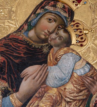 Zdjęcie nr 6: Obraz Matki Boskiej z Dzieciątkiem w kształcie stojącego prostokąta. Maria ukazana w półpostaci, delikatnie zwrócona w lewo z Dzieciątkiem Jezus na lewym ręku, z głową przytuloną do jego twarzy, prawą dłonią trzymająca jego lewą rączkę. Twarz Marii pełna, nos długi, duże i brązowe oczy oraz drobne usta. Ubrana jest w niebieską suknię z długimi rękawami, ozdobioną na brzegu złoconą bordiurą oraz ciemnoczerwony maforion , malowanym światłocieniowo z zieloną podszewką i z lewą połą zarzuconą na prawe ramię. Płaszcz ozdobiony jest trzema gwiazdami: na czole, na dekolcie po lewej stronie i na prawym ramieniu; a na brzegach dekorowany jest ozdobną lamówką z filigranowymi frędzlami. Dzieciątko siedzi na ramieniu Matki, zwrócone trzy czwarte w prawo, ma skrzyżowane nóżki, a lewą rękę trzyma w prawej dłoni Matki Boskiej. Ubrane jest w srebrną sukienkę z długimi i szerokimi rękawami, przewiązaną w talii jasnobeżową tkaniną oraz złoconą szatę wierzchnią, bez rękawów, skrzyżowaną na piersi, ozdobioną szrafowaniem. Twarz Jezusa pełna o pucułowatych policzkach i podkreślonych podbródku z długim nosem, małymi ustami i dużymi ciemnymi oczami. Karnacje obu postaci ciemne z zarumienionymi policzkami. Na głowach mają założone pełne korony zdobione fioletowymi, niebieskimi i czerwonymi kamieniami; a wokół głów koliste i złocone nimby. Na wysokości głowy Matki Bożej, po lewej stronie znajdują się tłoczone abrewiacje: „MP ΘY”, a po prawej: „IX XC”.  Ornament tła wyciskany w gruncie, złocony o układzie kandelabrowym, roślinnym z motyw palmetowym. Na odwrociu napis: „obraz podług trad(ycji) z IX w(wieku) konserw(owany) z XIV w(ieku), odnow(iony) i zakonserw(owany) 1963 kons(erwator) Zawadzki T(adeusz) Dzierża z Kr(akowa) Prob(oszcz) X(iądz) J(ózef) Długopolski kość. Mika Fr.” Wizerunek umieszczony jest w złoconej, profilowanej ramie, od wewnątrz zdobionej pasem kimationu.


