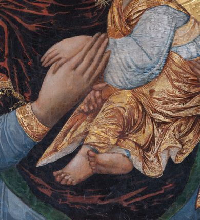 Zdjęcie nr 5: Obraz Matki Boskiej z Dzieciątkiem w kształcie stojącego prostokąta. Maria ukazana w półpostaci, delikatnie zwrócona w lewo z Dzieciątkiem Jezus na lewym ręku, z głową przytuloną do jego twarzy, prawą dłonią trzymająca jego lewą rączkę. Twarz Marii pełna, nos długi, duże i brązowe oczy oraz drobne usta. Ubrana jest w niebieską suknię z długimi rękawami, ozdobioną na brzegu złoconą bordiurą oraz ciemnoczerwony maforion , malowanym światłocieniowo z zieloną podszewką i z lewą połą zarzuconą na prawe ramię. Płaszcz ozdobiony jest trzema gwiazdami: na czole, na dekolcie po lewej stronie i na prawym ramieniu; a na brzegach dekorowany jest ozdobną lamówką z filigranowymi frędzlami. Dzieciątko siedzi na ramieniu Matki, zwrócone trzy czwarte w prawo, ma skrzyżowane nóżki, a lewą rękę trzyma w prawej dłoni Matki Boskiej. Ubrane jest w srebrną sukienkę z długimi i szerokimi rękawami, przewiązaną w talii jasnobeżową tkaniną oraz złoconą szatę wierzchnią, bez rękawów, skrzyżowaną na piersi, ozdobioną szrafowaniem. Twarz Jezusa pełna o pucułowatych policzkach i podkreślonych podbródku z długim nosem, małymi ustami i dużymi ciemnymi oczami. Karnacje obu postaci ciemne z zarumienionymi policzkami. Na głowach mają założone pełne korony zdobione fioletowymi, niebieskimi i czerwonymi kamieniami; a wokół głów koliste i złocone nimby. Na wysokości głowy Matki Bożej, po lewej stronie znajdują się tłoczone abrewiacje: „MP ΘY”, a po prawej: „IX XC”.  Ornament tła wyciskany w gruncie, złocony o układzie kandelabrowym, roślinnym z motyw palmetowym. Na odwrociu napis: „obraz podług trad(ycji) z IX w(wieku) konserw(owany) z XIV w(ieku), odnow(iony) i zakonserw(owany) 1963 kons(erwator) Zawadzki T(adeusz) Dzierża z Kr(akowa) Prob(oszcz) X(iądz) J(ózef) Długopolski kość. Mika Fr.” Wizerunek umieszczony jest w złoconej, profilowanej ramie, od wewnątrz zdobionej pasem kimationu.

