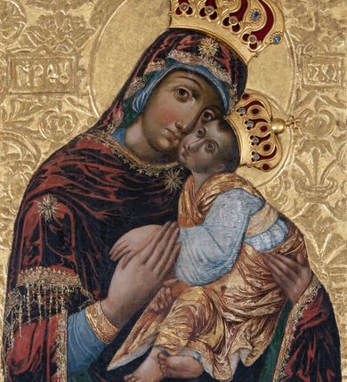 Zdjęcie nr 3: Obraz Matki Boskiej z Dzieciątkiem w kształcie stojącego prostokąta. Maria ukazana w półpostaci, delikatnie zwrócona w lewo z Dzieciątkiem Jezus na lewym ręku, z głową przytuloną do jego twarzy, prawą dłonią trzymająca jego lewą rączkę. Twarz Marii pełna, nos długi, duże i brązowe oczy oraz drobne usta. Ubrana jest w niebieską suknię z długimi rękawami, ozdobioną na brzegu złoconą bordiurą oraz ciemnoczerwony maforion , malowanym światłocieniowo z zieloną podszewką i z lewą połą zarzuconą na prawe ramię. Płaszcz ozdobiony jest trzema gwiazdami: na czole, na dekolcie po lewej stronie i na prawym ramieniu; a na brzegach dekorowany jest ozdobną lamówką z filigranowymi frędzlami. Dzieciątko siedzi na ramieniu Matki, zwrócone trzy czwarte w prawo, ma skrzyżowane nóżki, a lewą rękę trzyma w prawej dłoni Matki Boskiej. Ubrane jest w srebrną sukienkę z długimi i szerokimi rękawami, przewiązaną w talii jasnobeżową tkaniną oraz złoconą szatę wierzchnią, bez rękawów, skrzyżowaną na piersi, ozdobioną szrafowaniem. Twarz Jezusa pełna o pucułowatych policzkach i podkreślonych podbródku z długim nosem, małymi ustami i dużymi ciemnymi oczami. Karnacje obu postaci ciemne z zarumienionymi policzkami. Na głowach mają założone pełne korony zdobione fioletowymi, niebieskimi i czerwonymi kamieniami; a wokół głów koliste i złocone nimby. Na wysokości głowy Matki Bożej, po lewej stronie znajdują się tłoczone abrewiacje: „MP ΘY”, a po prawej: „IX XC”.  Ornament tła wyciskany w gruncie, złocony o układzie kandelabrowym, roślinnym z motyw palmetowym. Na odwrociu napis: „obraz podług trad(ycji) z IX w(wieku) konserw(owany) z XIV w(ieku), odnow(iony) i zakonserw(owany) 1963 kons(erwator) Zawadzki T(adeusz) Dzierża z Kr(akowa) Prob(oszcz) X(iądz) J(ózef) Długopolski kość. Mika Fr.” Wizerunek umieszczony jest w złoconej, profilowanej ramie, od wewnątrz zdobionej pasem kimationu.

