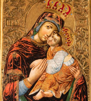 Zdjęcie nr 8: Obraz Matki Boskiej z Dzieciątkiem w kształcie stojącego prostokąta. Maria ukazana w półpostaci, delikatnie zwrócona w lewo z Dzieciątkiem Jezus na lewym ręku, z głową przytuloną do jego twarzy, prawą dłonią trzymająca jego lewą rączkę. Twarz Marii pełna, nos długi, duże i brązowe oczy oraz drobne usta. Ubrana jest w niebieską suknię z długimi rękawami, ozdobioną na brzegu złoconą bordiurą oraz ciemnoczerwony maforion , malowanym światłocieniowo z zieloną podszewką i z lewą połą zarzuconą na prawe ramię. Płaszcz ozdobiony jest trzema gwiazdami: na czole, na dekolcie po lewej stronie i na prawym ramieniu; a na brzegach dekorowany jest ozdobną lamówką z filigranowymi frędzlami. Dzieciątko siedzi na ramieniu Matki, zwrócone trzy czwarte w prawo, ma skrzyżowane nóżki, a lewą rękę trzyma w prawej dłoni Matki Boskiej. Ubrane jest w srebrną sukienkę z długimi i szerokimi rękawami, przewiązaną w talii jasnobeżową tkaniną oraz złoconą szatę wierzchnią, bez rękawów, skrzyżowaną na piersi, ozdobioną szrafowaniem. Twarz Jezusa pełna o pucułowatych policzkach i podkreślonych podbródku z długim nosem, małymi ustami i dużymi ciemnymi oczami. Karnacje obu postaci ciemne z zarumienionymi policzkami. Na głowach mają założone pełne korony zdobione fioletowymi, niebieskimi i czerwonymi kamieniami; a wokół głów koliste i złocone nimby. Na wysokości głowy Matki Bożej, po lewej stronie znajdują się tłoczone abrewiacje: „MP ΘY”, a po prawej: „IX XC”.  Ornament tła wyciskany w gruncie, złocony o układzie kandelabrowym, roślinnym z motyw palmetowym. Na odwrociu napis: „obraz podług trad(ycji) z IX w(wieku) konserw(owany) z XIV w(ieku), odnow(iony) i zakonserw(owany) 1963 kons(erwator) Zawadzki T(adeusz) Dzierża z Kr(akowa) Prob(oszcz) X(iądz) J(ózef) Długopolski kość. Mika Fr.” Wizerunek umieszczony jest w złoconej, profilowanej ramie, od wewnątrz zdobionej pasem kimationu.

