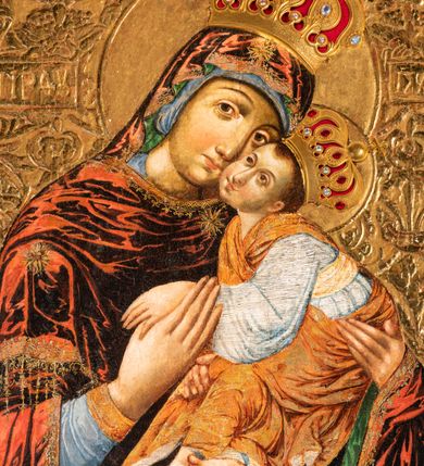 Zdjęcie nr 9: Obraz Matki Boskiej z Dzieciątkiem w kształcie stojącego prostokąta. Maria ukazana w półpostaci, delikatnie zwrócona w lewo z Dzieciątkiem Jezus na lewym ręku, z głową przytuloną do jego twarzy, prawą dłonią trzymająca jego lewą rączkę. Twarz Marii pełna, nos długi, duże i brązowe oczy oraz drobne usta. Ubrana jest w niebieską suknię z długimi rękawami, ozdobioną na brzegu złoconą bordiurą oraz ciemnoczerwony maforion , malowanym światłocieniowo z zieloną podszewką i z lewą połą zarzuconą na prawe ramię. Płaszcz ozdobiony jest trzema gwiazdami: na czole, na dekolcie po lewej stronie i na prawym ramieniu; a na brzegach dekorowany jest ozdobną lamówką z filigranowymi frędzlami. Dzieciątko siedzi na ramieniu Matki, zwrócone trzy czwarte w prawo, ma skrzyżowane nóżki, a lewą rękę trzyma w prawej dłoni Matki Boskiej. Ubrane jest w srebrną sukienkę z długimi i szerokimi rękawami, przewiązaną w talii jasnobeżową tkaniną oraz złoconą szatę wierzchnią, bez rękawów, skrzyżowaną na piersi, ozdobioną szrafowaniem. Twarz Jezusa pełna o pucułowatych policzkach i podkreślonych podbródku z długim nosem, małymi ustami i dużymi ciemnymi oczami. Karnacje obu postaci ciemne z zarumienionymi policzkami. Na głowach mają założone pełne korony zdobione fioletowymi, niebieskimi i czerwonymi kamieniami; a wokół głów koliste i złocone nimby. Na wysokości głowy Matki Bożej, po lewej stronie znajdują się tłoczone abrewiacje: „MP ΘY”, a po prawej: „IX XC”.  Ornament tła wyciskany w gruncie, złocony o układzie kandelabrowym, roślinnym z motyw palmetowym. Na odwrociu napis: „obraz podług trad(ycji) z IX w(wieku) konserw(owany) z XIV w(ieku), odnow(iony) i zakonserw(owany) 1963 kons(erwator) Zawadzki T(adeusz) Dzierża z Kr(akowa) Prob(oszcz) X(iądz) J(ózef) Długopolski kość. Mika Fr.” Wizerunek umieszczony jest w złoconej, profilowanej ramie, od wewnątrz zdobionej pasem kimationu.

