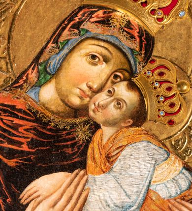 Zdjęcie nr 10: Obraz Matki Boskiej z Dzieciątkiem w kształcie stojącego prostokąta. Maria ukazana w półpostaci, delikatnie zwrócona w lewo z Dzieciątkiem Jezus na lewym ręku, z głową przytuloną do jego twarzy, prawą dłonią trzymająca jego lewą rączkę. Twarz Marii pełna, nos długi, duże i brązowe oczy oraz drobne usta. Ubrana jest w niebieską suknię z długimi rękawami, ozdobioną na brzegu złoconą bordiurą oraz ciemnoczerwony maforion , malowanym światłocieniowo z zieloną podszewką i z lewą połą zarzuconą na prawe ramię. Płaszcz ozdobiony jest trzema gwiazdami: na czole, na dekolcie po lewej stronie i na prawym ramieniu; a na brzegach dekorowany jest ozdobną lamówką z filigranowymi frędzlami. Dzieciątko siedzi na ramieniu Matki, zwrócone trzy czwarte w prawo, ma skrzyżowane nóżki, a lewą rękę trzyma w prawej dłoni Matki Boskiej. Ubrane jest w srebrną sukienkę z długimi i szerokimi rękawami, przewiązaną w talii jasnobeżową tkaniną oraz złoconą szatę wierzchnią, bez rękawów, skrzyżowaną na piersi, ozdobioną szrafowaniem. Twarz Jezusa pełna o pucułowatych policzkach i podkreślonych podbródku z długim nosem, małymi ustami i dużymi ciemnymi oczami. Karnacje obu postaci ciemne z zarumienionymi policzkami. Na głowach mają założone pełne korony zdobione fioletowymi, niebieskimi i czerwonymi kamieniami; a wokół głów koliste i złocone nimby. Na wysokości głowy Matki Bożej, po lewej stronie znajdują się tłoczone abrewiacje: „MP ΘY”, a po prawej: „IX XC”.  Ornament tła wyciskany w gruncie, złocony o układzie kandelabrowym, roślinnym z motyw palmetowym. Na odwrociu napis: „obraz podług trad(ycji) z IX w(wieku) konserw(owany) z XIV w(ieku), odnow(iony) i zakonserw(owany) 1963 kons(erwator) Zawadzki T(adeusz) Dzierża z Kr(akowa) Prob(oszcz) X(iądz) J(ózef) Długopolski kość. Mika Fr.” Wizerunek umieszczony jest w złoconej, profilowanej ramie, od wewnątrz zdobionej pasem kimationu.

