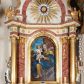 Zdjęcie nr 1: Nastawa ołtarzowa architektoniczna, jednoosiowa, jednokondygnacyjna ze zwieńczeniem. Ołtarz prostopadłościenny, drewniany z drewnianą mensą i z marmurowym portatylem. Antepedium w formie prostokąta ujętego profilowaną ramą. W polu marmoryzowana płycina o narożach zdobionych płaskorzeźbioną dekoracją roślinną złożoną z liści akantu oraz nałożonymi na siebie łacińskim krzyżem z kotwicą i gorejącym sercem oplecionym wicią z róż w polu. Tabernakulum w kształcie prostopadłościennej skrzynki na niskim cokole, flankowane dwoma pilastrami ustawionymi pod kątem, zdobionymi wicią z liści akantu; zamknięte od góry prostym belkowaniem, pośrodku falującym. Na drzwiczkach płycina w kształcie stojącego prostokąta, zamkniętego łukiem półkolistym, ujęta profilowaną ramą, w polu której umieszczone jest płaskorzeźbione gorejące serce osadzone na gałązce róży; tło czerwone.

Retabulum na zdwojonym cokole, flankowane ustawionymi pod kątem w jednej linii parami pilastrów, filarów oraz kolumn na przodzie. Podpory dźwigają wyłamane na osi belkowanie z ustawionymi na bokach rzeźbami aniołków. Trzony filarów są marmoryzowane; trzony kolumn delikatnie zwężające się ku górze, złocone, zdobione pionowymi pasami, co drugi wypełniony pnącą się ku górze rytą wicią z liści dębu lub z liści klonu; kapitele podpór kompozytowe.  Po bokach ołtarza na niskich cokołach ustawione pod kątem rzeźby św. Katarzyny Aleksandryjskiej po lewej i św. Wawrzyńca po prawej stronie. W polu, w głębokiej wnęce ujętej szeroką, profilowaną ramą umieszczony jest obraz św. Józefa z Dzieciątkiem. Wnęka od wewnątrz zdobiona płaskorzeźbioną winną latoroślą. Cokół dekorowany jest prostokątnymi, marmoryzowanymi płycinami; fryz złoconymi rozetami.

Zwieńczenie monumentalne, o fantazyjnym kształcie, po bokach ujęte wolutami zdobionymi liśćmi akantu, zamknięte od góry prostym gzymsem w formie nadwieszonego łuku z zatkniętym na szczycie łacińskim krzyżykiem. W polu, w półkolistej wnęce promienista gloria z dwoma gorejącymi sercami, z których jedno przebite jest mieczem, umieszczonym w otoku z obłoków.

Struktura w kolorze jasnobeżowym, płyciny, filary i detale marmoryzowana w kolorze różowym; ornamentyka i profilowania złocone i srebrzone.

