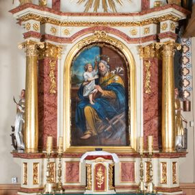 Zdjęcie nr 1: Nastawa ołtarzowa architektoniczna, jednoosiowa, jednokondygnacyjna ze zwieńczeniem. Ołtarz prostopadłościenny, drewniany z drewnianą mensą i z marmurowym portatylem. Antepedium w formie prostokąta ujętego profilowaną ramą. W polu marmoryzowana płycina o narożach zdobionych płaskorzeźbioną dekoracją roślinną złożoną z liści akantu oraz nałożonymi na siebie łacińskim krzyżem z kotwicą i gorejącym sercem oplecionym wicią z róż w polu. Tabernakulum w kształcie prostopadłościennej skrzynki na niskim cokole, flankowane dwoma pilastrami ustawionymi pod kątem, zdobionymi wicią z liści akantu; zamknięte od góry prostym belkowaniem, pośrodku falującym. Na drzwiczkach płycina w kształcie stojącego prostokąta, zamkniętego łukiem półkolistym, ujęta profilowaną ramą, w polu której umieszczone jest płaskorzeźbione gorejące serce osadzone na gałązce róży; tło czerwone.

Retabulum na zdwojonym cokole, flankowane ustawionymi pod kątem w jednej linii parami pilastrów, filarów oraz kolumn na przodzie. Podpory dźwigają wyłamane na osi belkowanie z ustawionymi na bokach rzeźbami aniołków. Trzony filarów są marmoryzowane; trzony kolumn delikatnie zwężające się ku górze, złocone, zdobione pionowymi pasami, co drugi wypełniony pnącą się ku górze rytą wicią z liści dębu lub z liści klonu; kapitele podpór kompozytowe.  Po bokach ołtarza na niskich cokołach ustawione pod kątem rzeźby św. Katarzyny Aleksandryjskiej po lewej i św. Wawrzyńca po prawej stronie. W polu, w głębokiej wnęce ujętej szeroką, profilowaną ramą umieszczony jest obraz św. Józefa z Dzieciątkiem. Wnęka od wewnątrz zdobiona płaskorzeźbioną winną latoroślą. Cokół dekorowany jest prostokątnymi, marmoryzowanymi płycinami; fryz złoconymi rozetami.

Zwieńczenie monumentalne, o fantazyjnym kształcie, po bokach ujęte wolutami zdobionymi liśćmi akantu, zamknięte od góry prostym gzymsem w formie nadwieszonego łuku z zatkniętym na szczycie łacińskim krzyżykiem. W polu, w półkolistej wnęce promienista gloria z dwoma gorejącymi sercami, z których jedno przebite jest mieczem, umieszczonym w otoku z obłoków.

Struktura w kolorze jasnobeżowym, płyciny, filary i detale marmoryzowana w kolorze różowym; ornamentyka i profilowania złocone i srebrzone.


